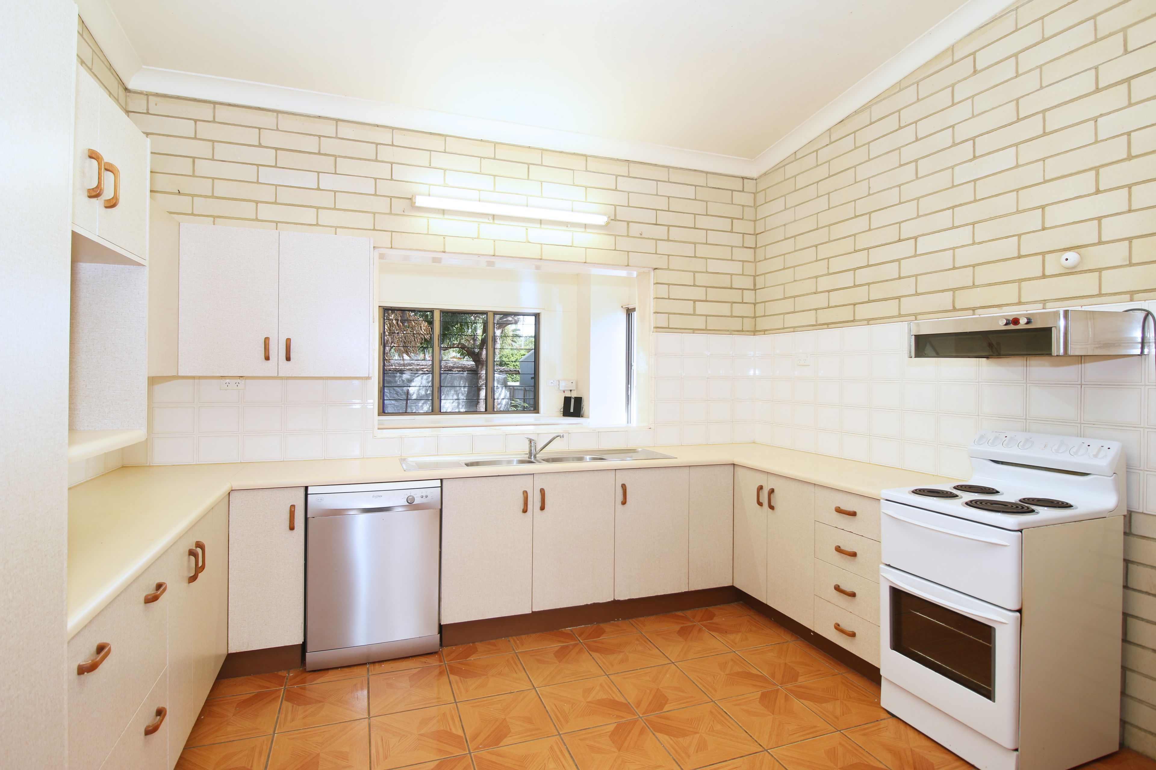 15 Coral Street, Saunders Beach, QLD 4818