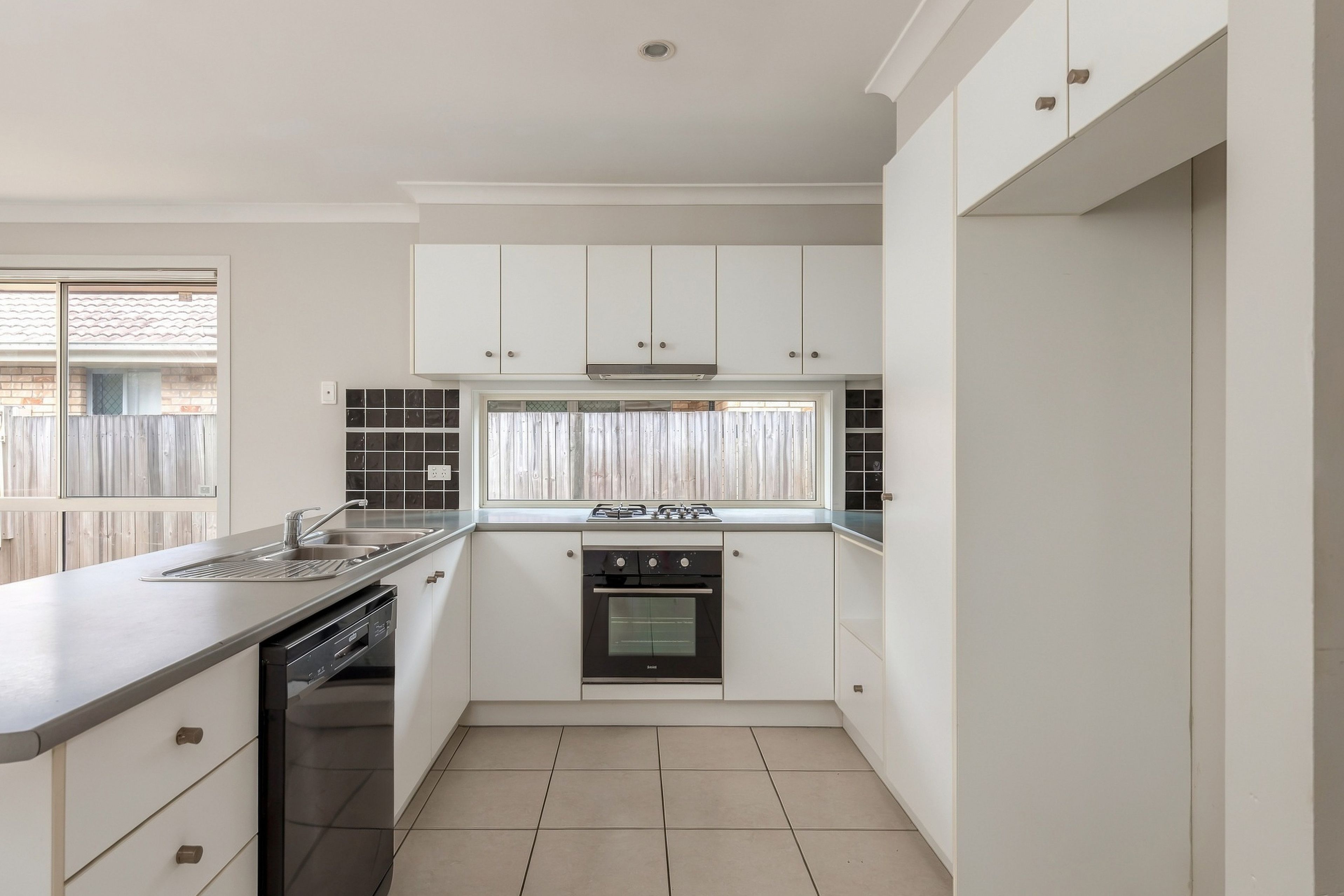 55 Huntley Crescent — photo 3 of 15