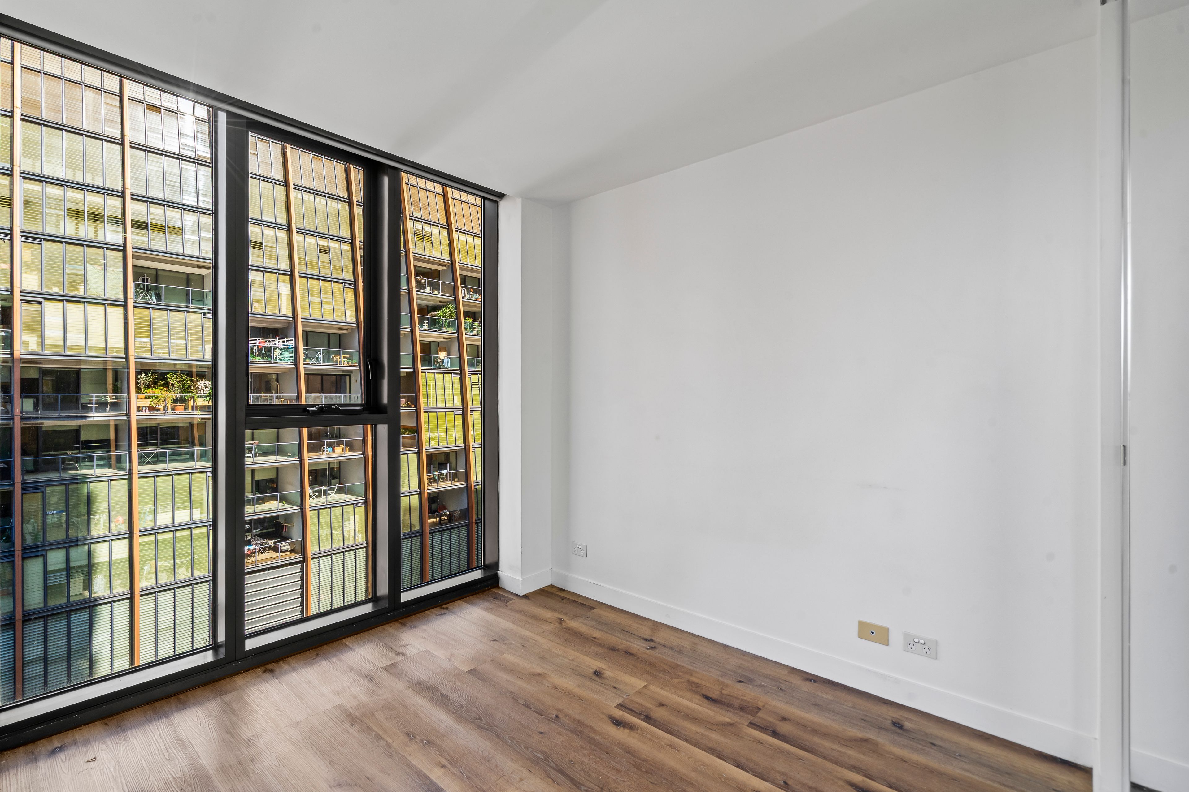 1010/7 Katherine Place — photo 4 of 12