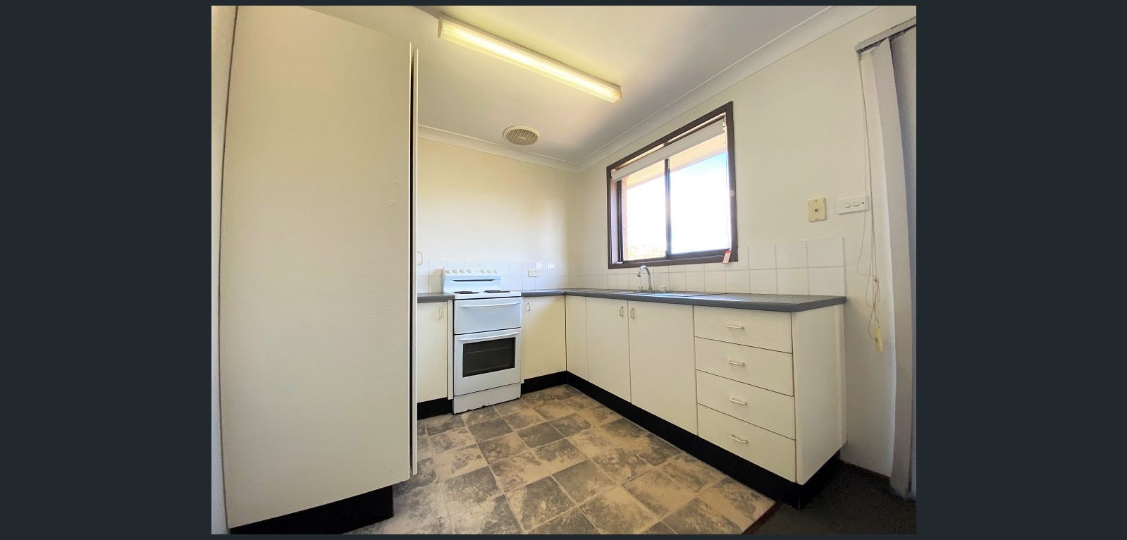 2/84 Chasselas Avenue, Eschol Park, NSW 2558