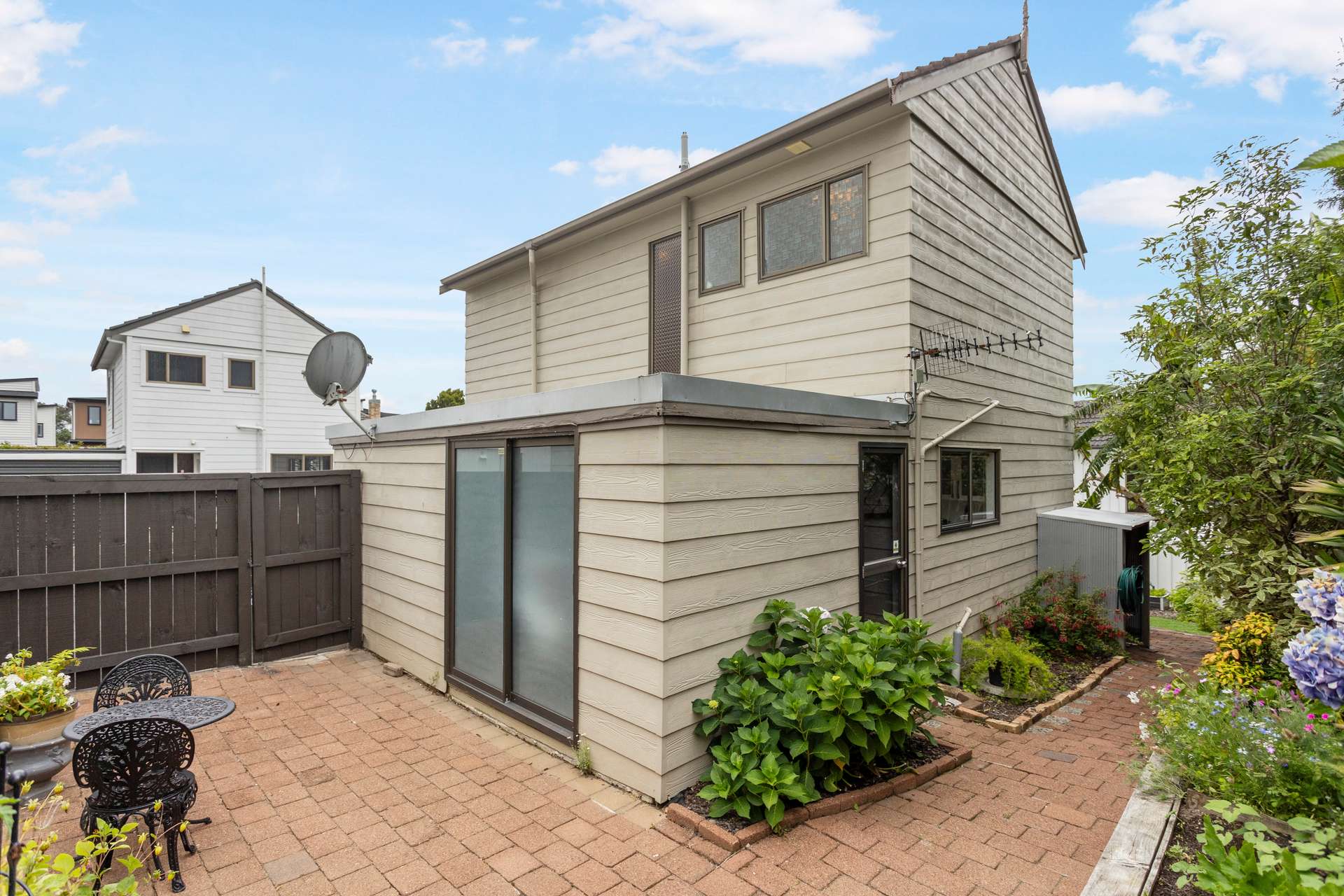 15M Roseberry Avenue photo 2