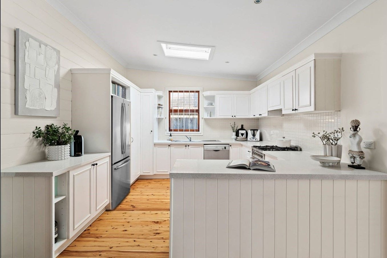 11 Hugh Street — photo 3 of 12