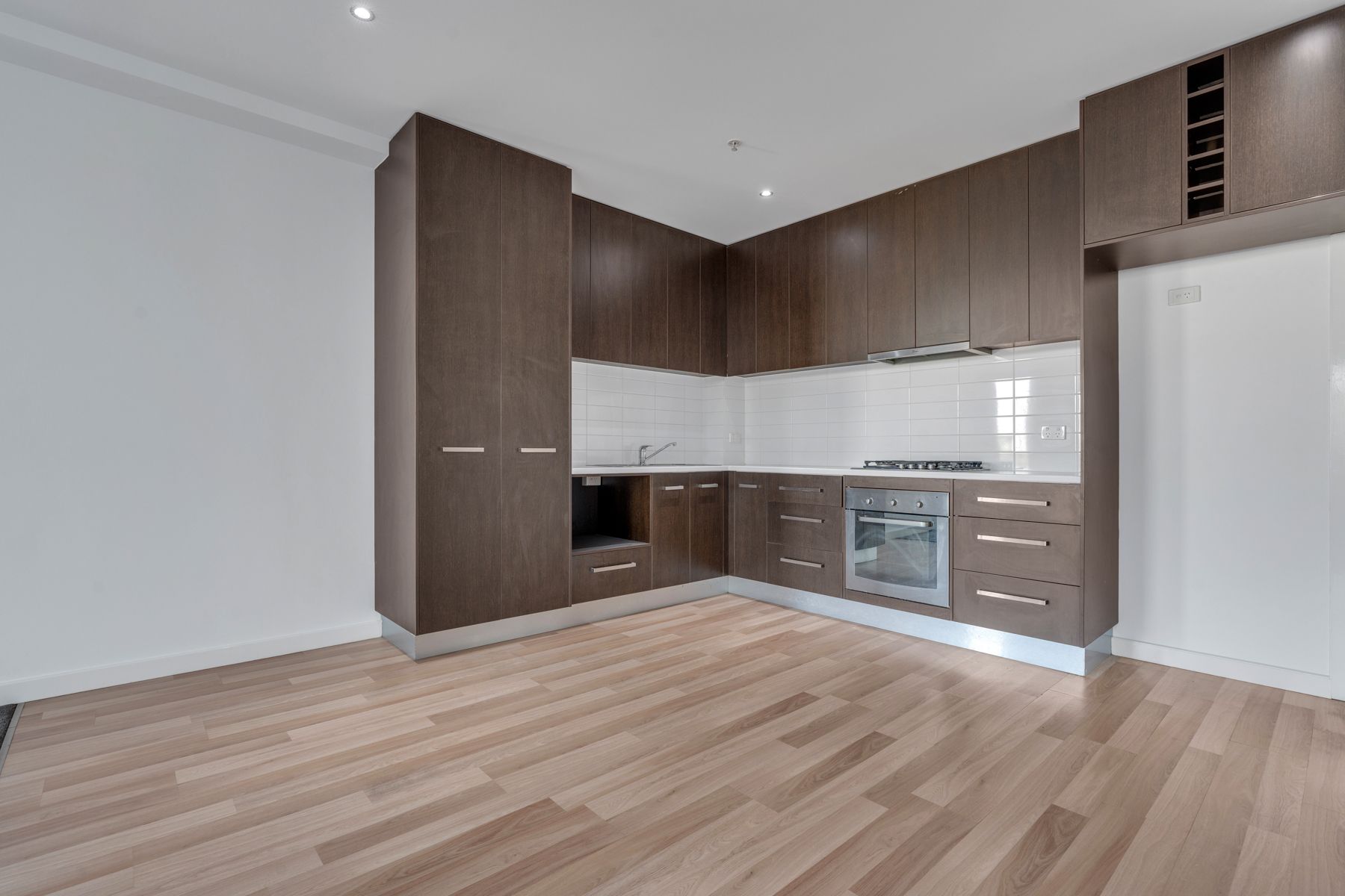 33/777 Bell Street — photo 4 of 16