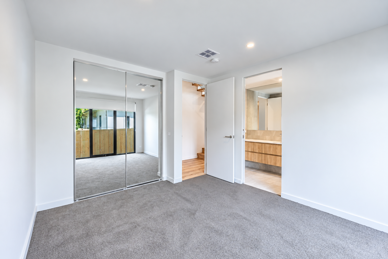 17B Derna Road — photo 3 of 18