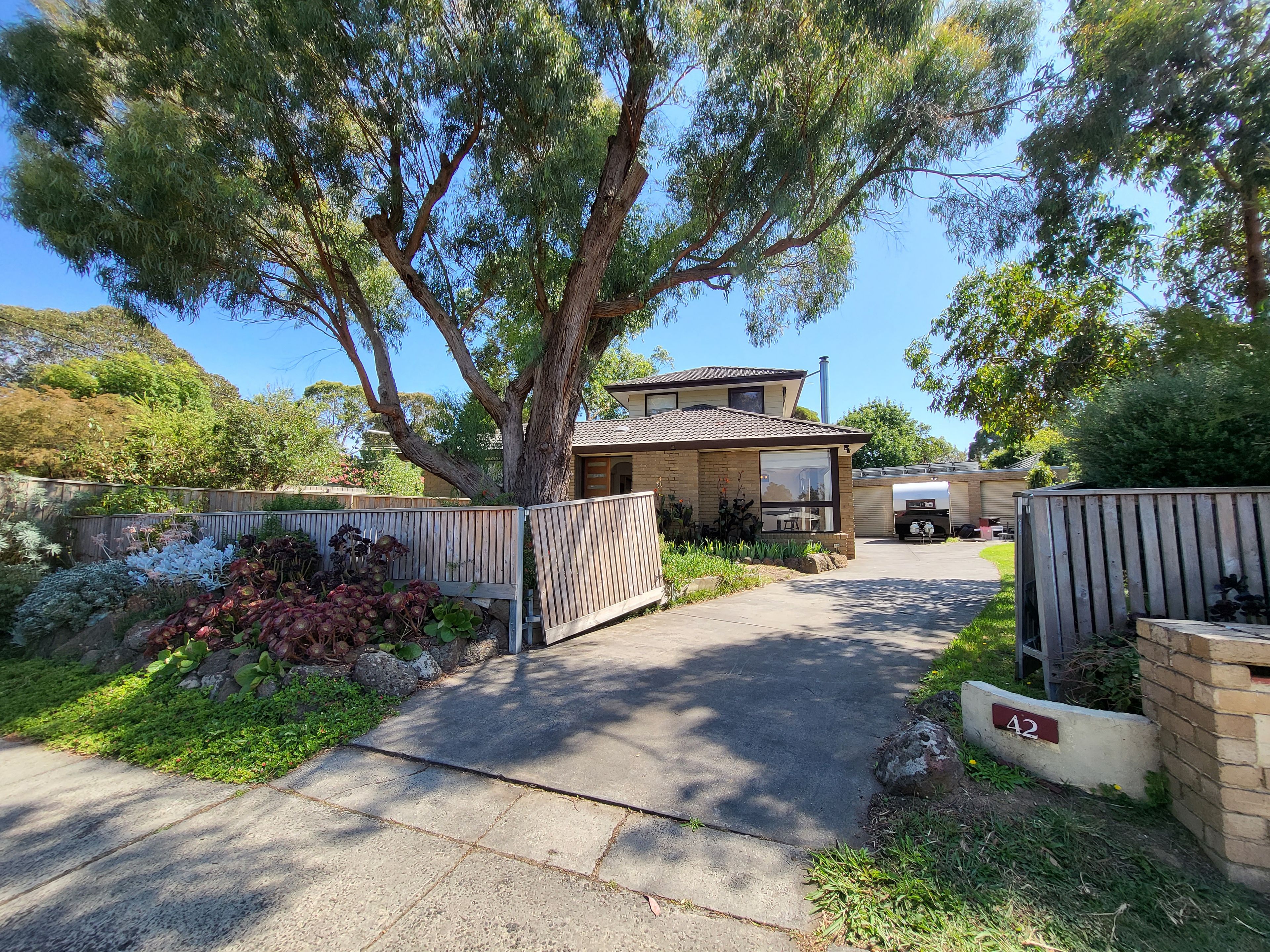42 Bellara Drive, Mooroolbark VIC 3138