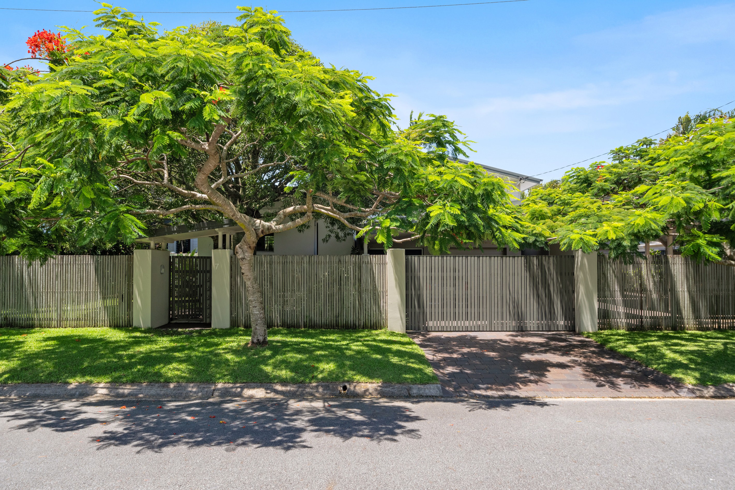 7 Yeringba Street, Mermaid Waters, QLD 4218