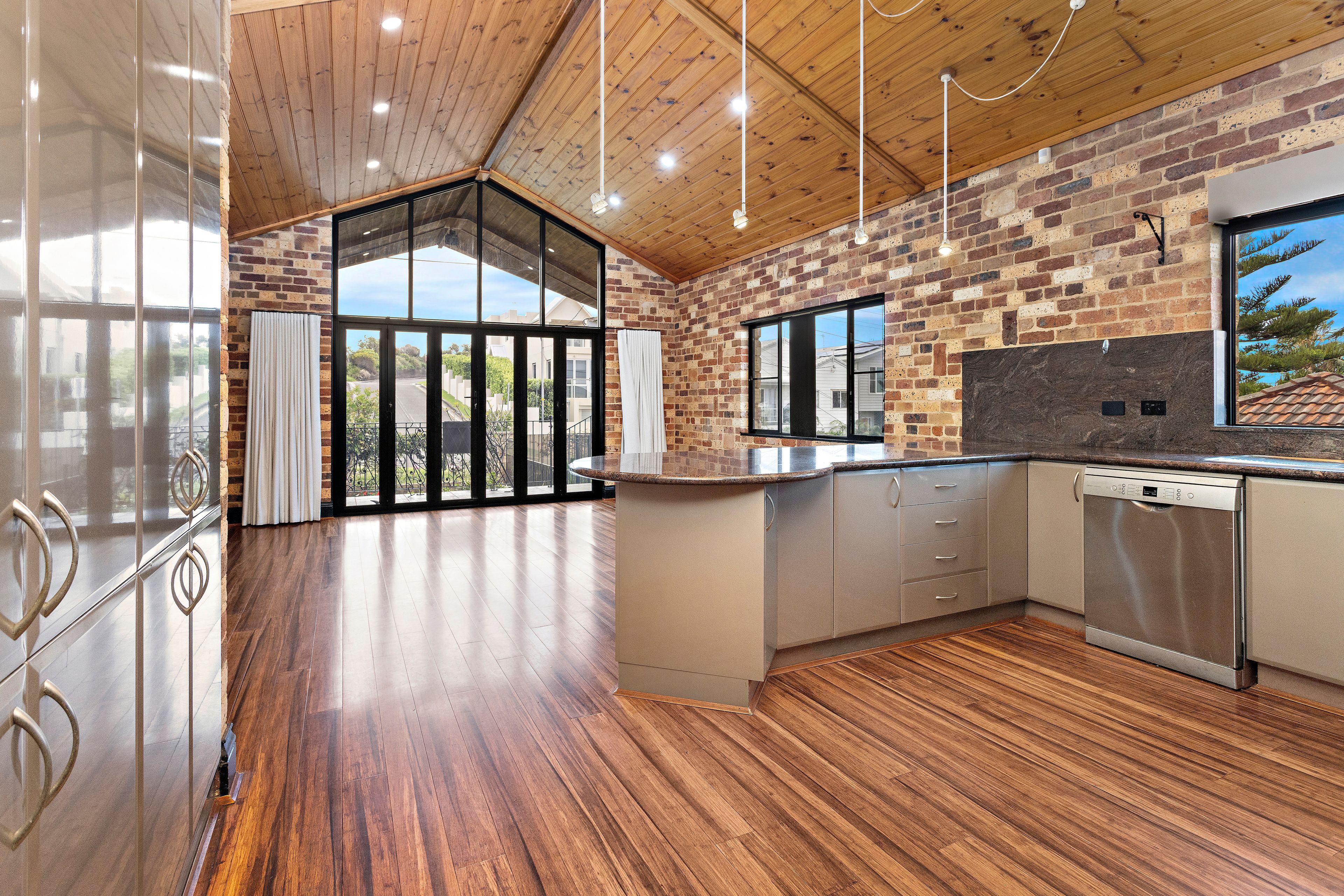 24 Darien Avenue — photo 8 of 20