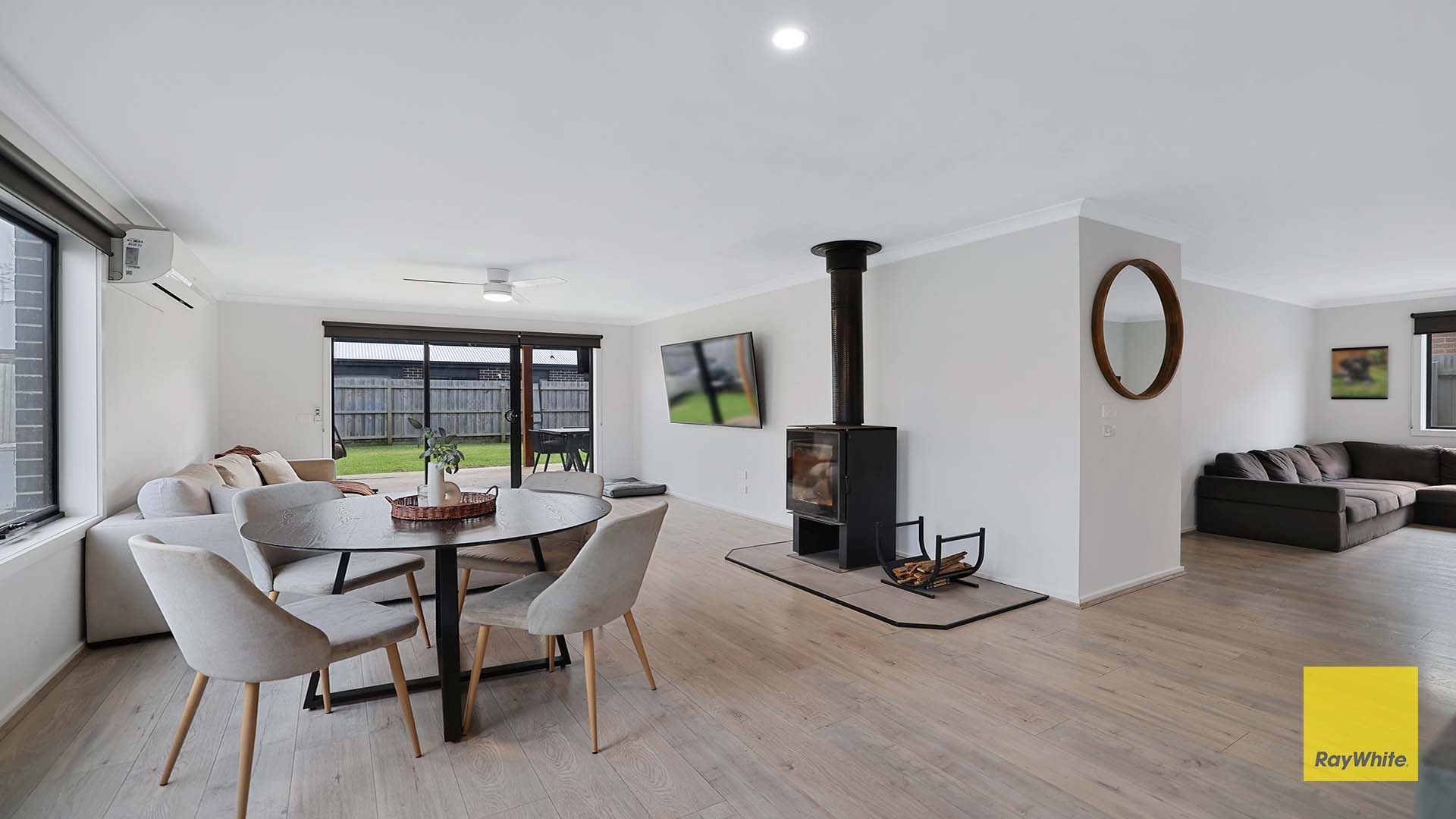 15 Parkside Crescent — photo 8 of 18