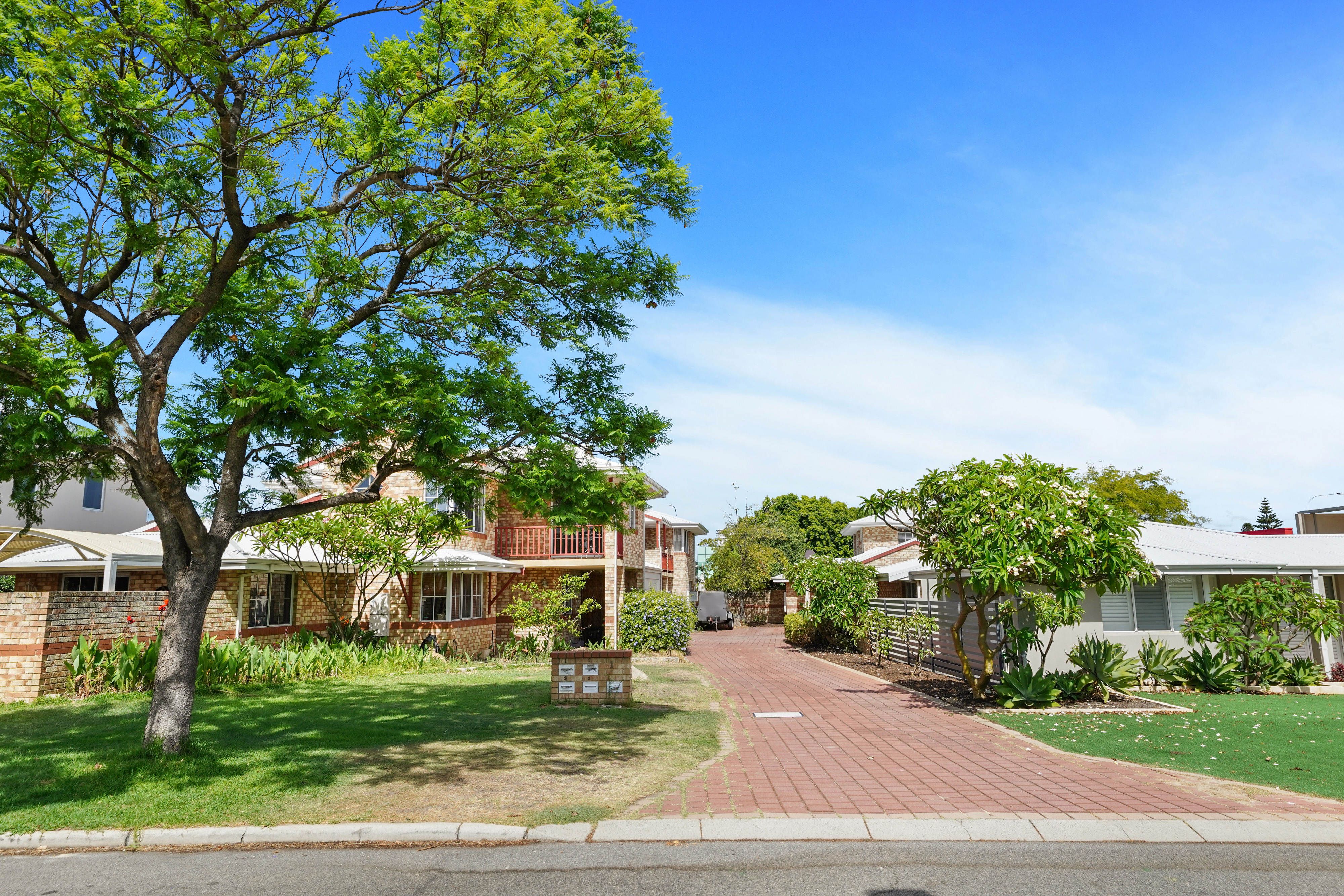 1 Cowan Street, Alfred Cove WA 6154