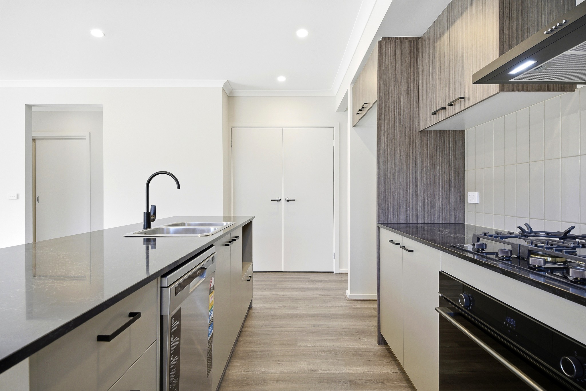 14 Paradise Circuit, Clyde North, VIC 3978