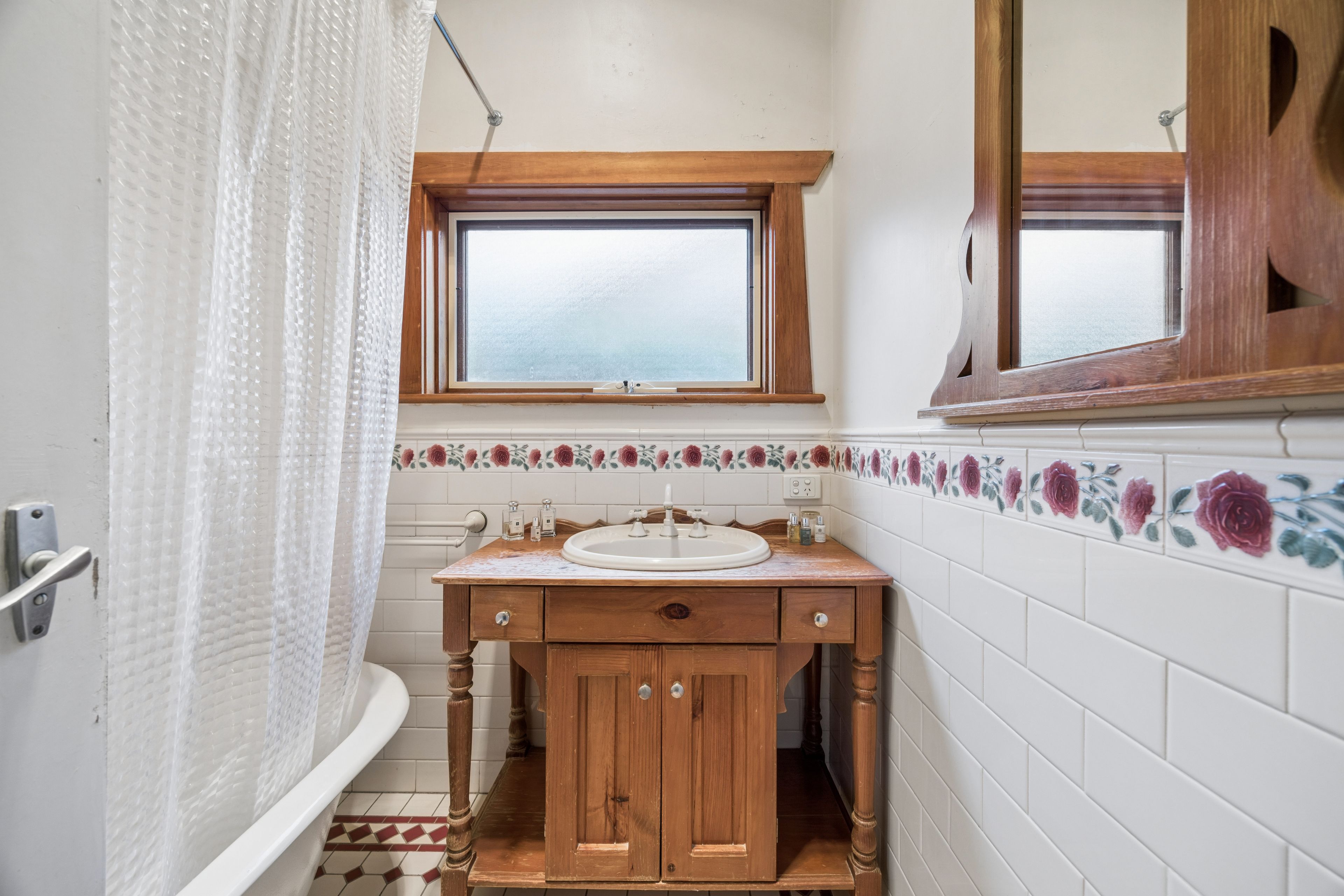 19 Leslie Street West — photo 8 of 12
