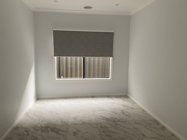 38 Manorwood Crescent — photo 4 of 15