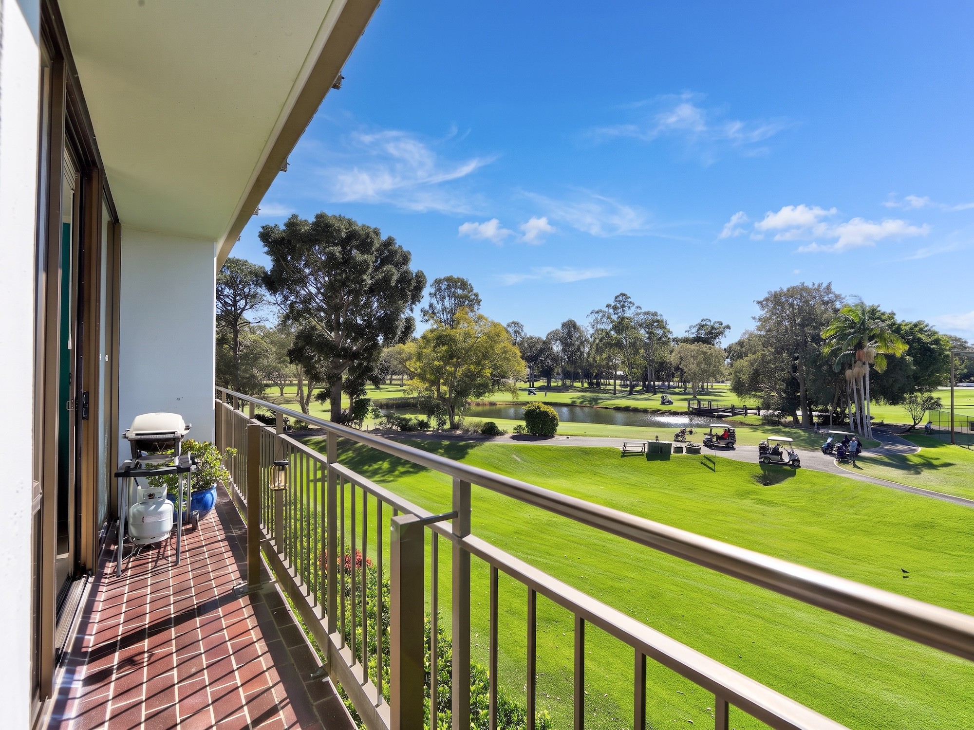 10/11 Fairway Drive, Clear Island Waters, QLD 4226
