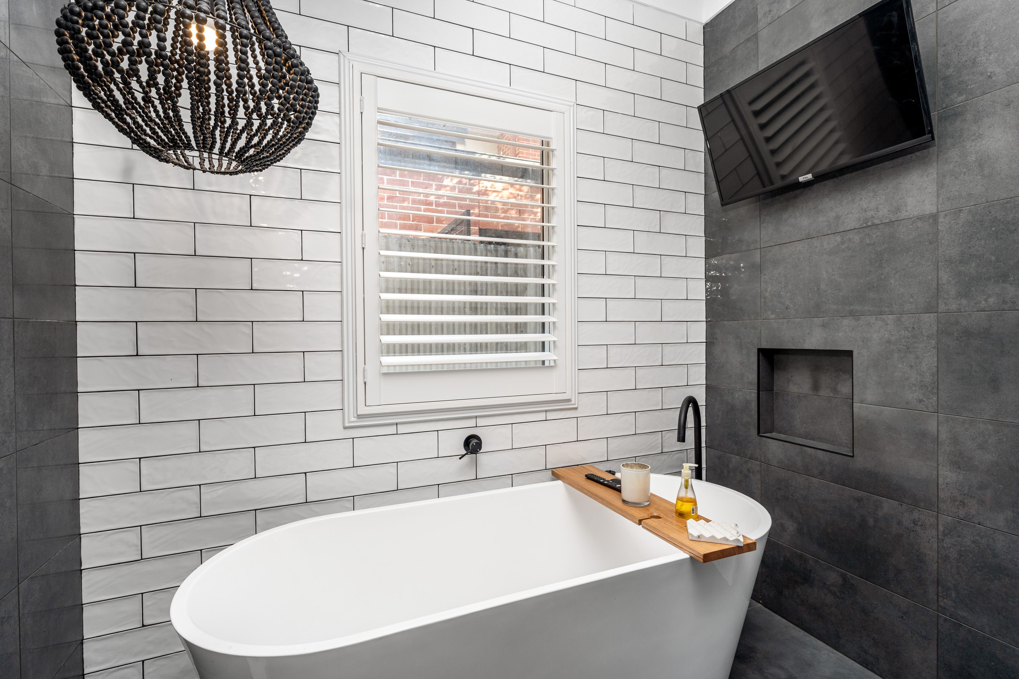 586 Whinray Crescent — photo 7 of 25