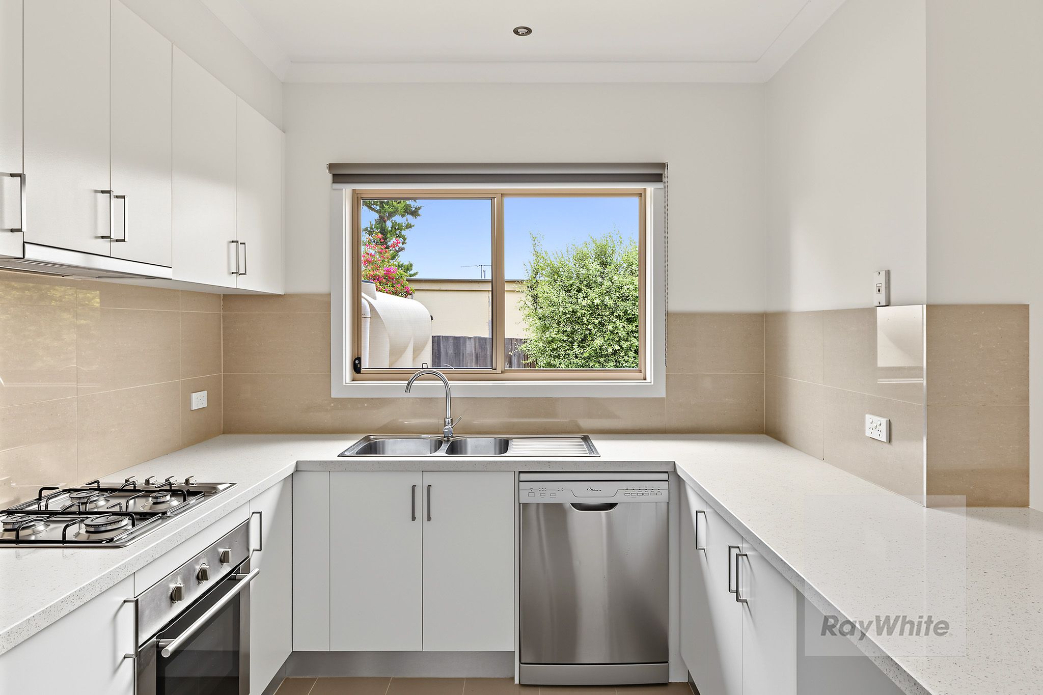 10 Erskine Way — photo 9 of 17