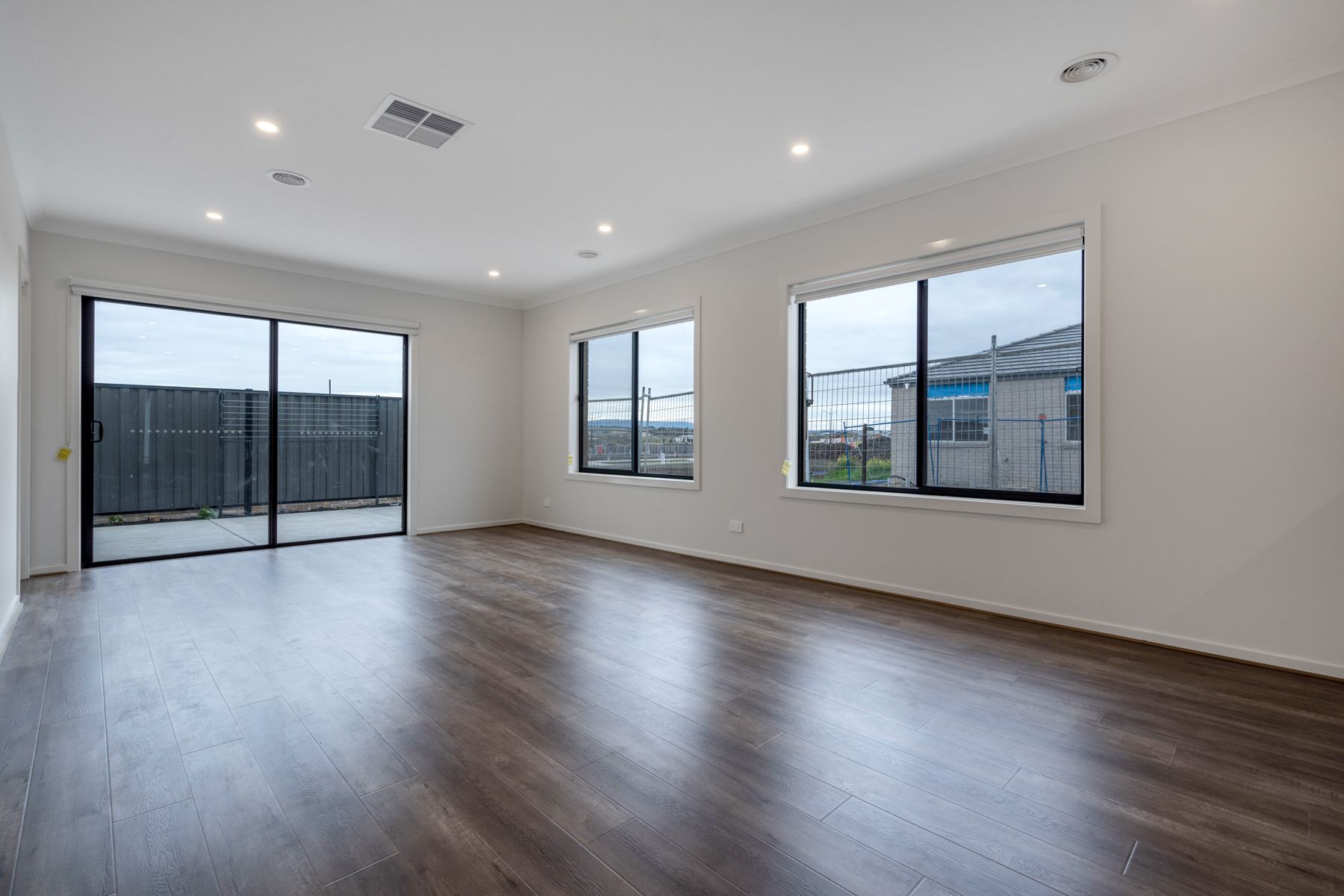 82 Molesworth Crescent — photo 3 of 21