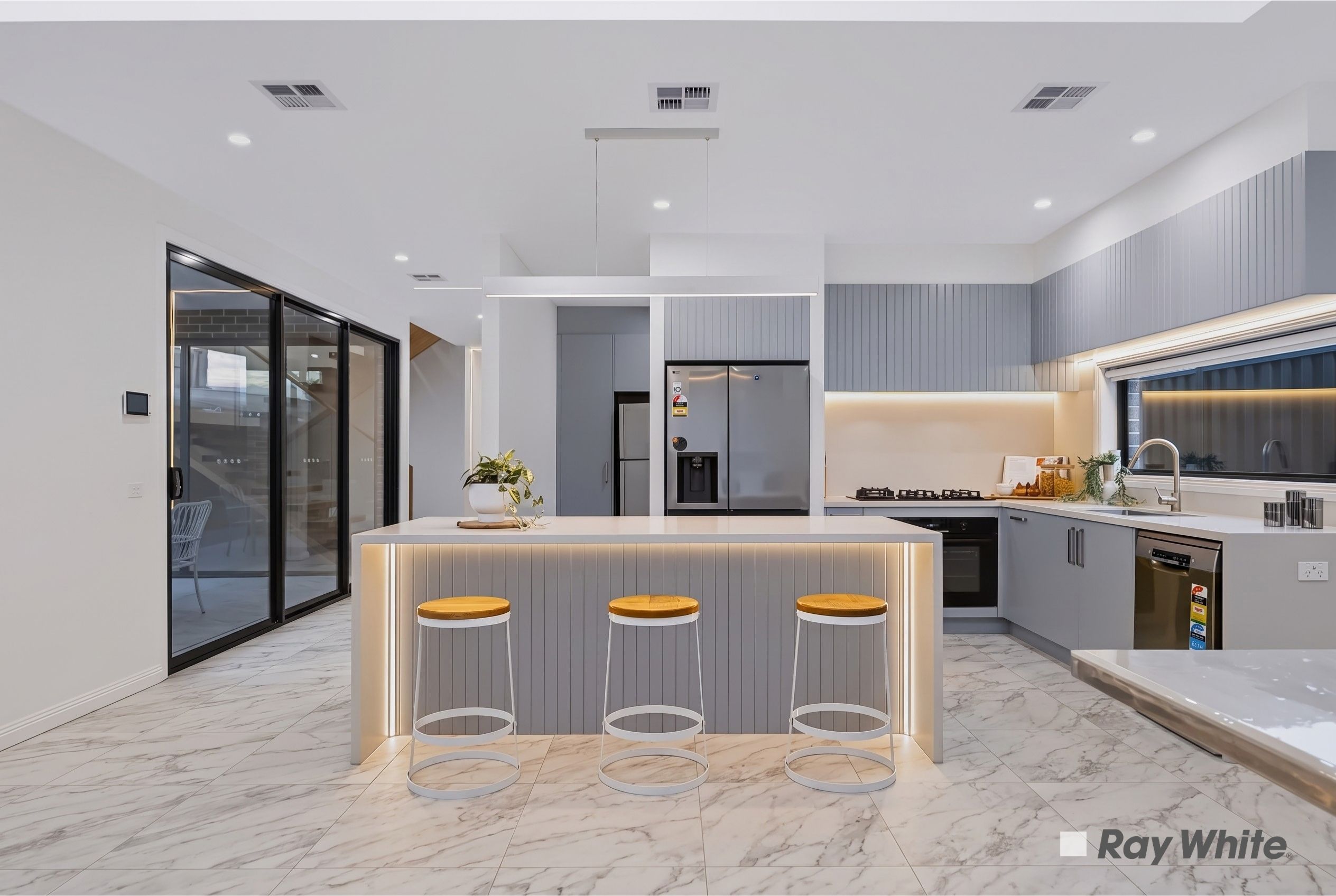 8 Mclean Crescent — photo 5 of 30
