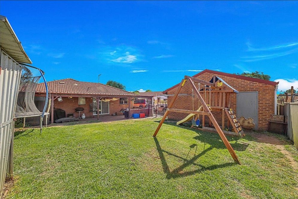 17 HAMLET Crescent, Rosemeadow, NSW 2560