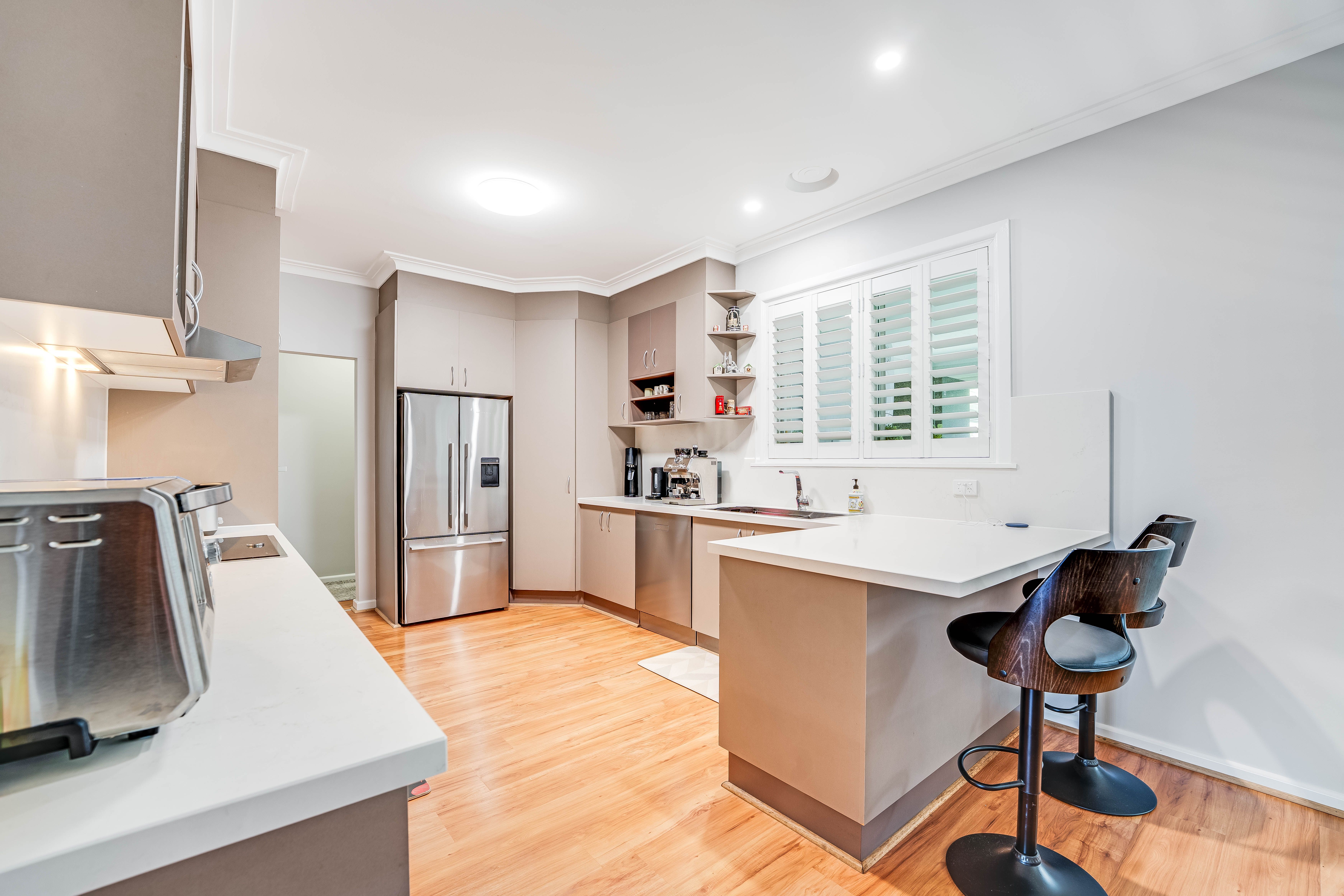 977 Duffy Crescent — photo 8 of 30