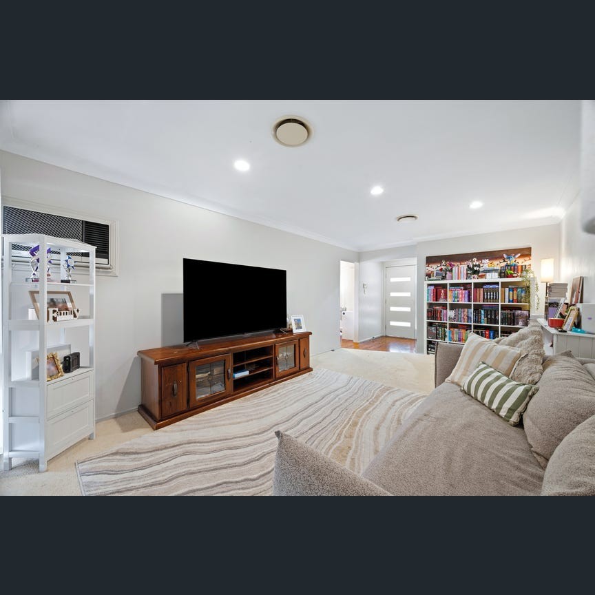 8 DUNUBE Crescent, Kearns, NSW 2558