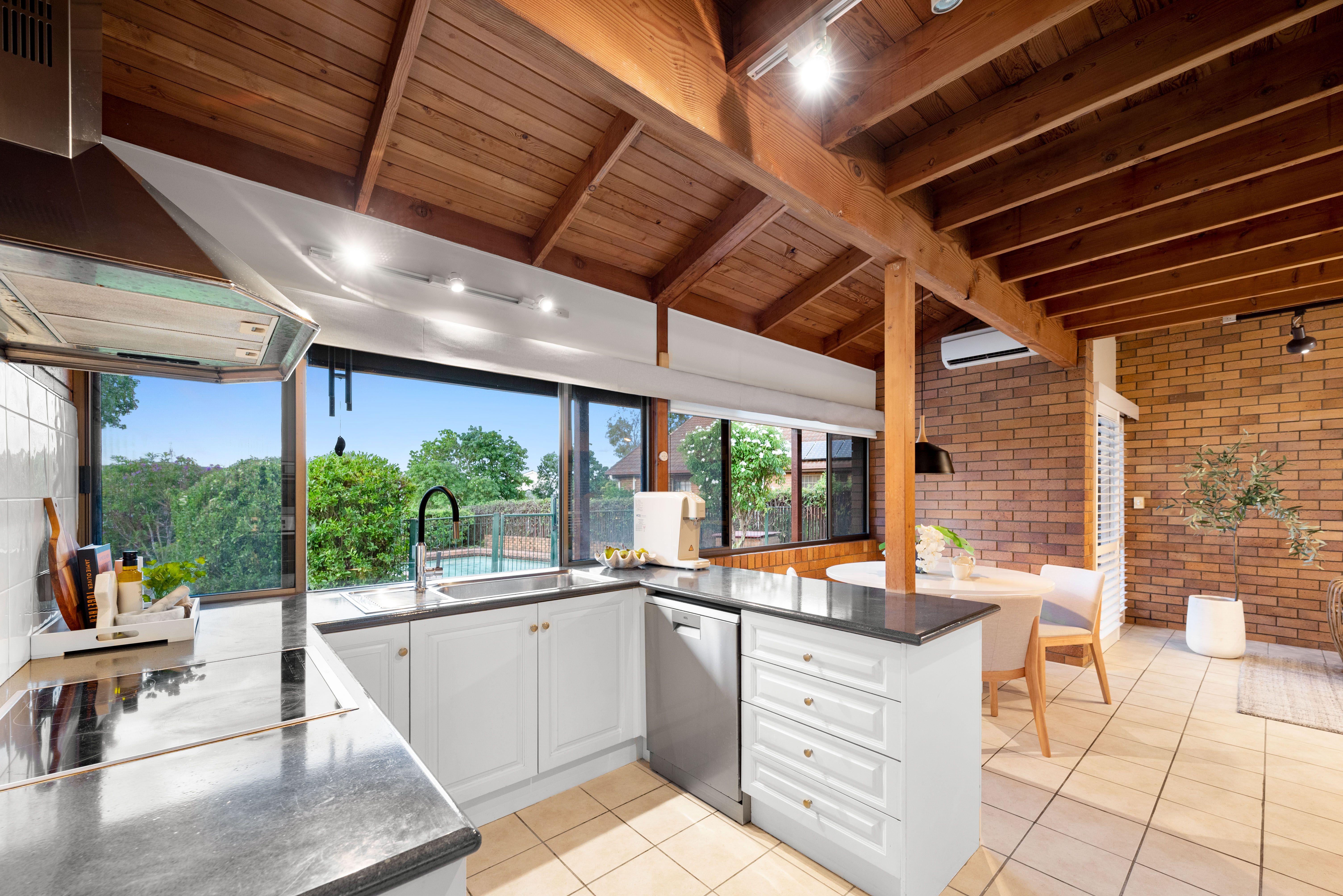 10 Apley Court, Carindale, QLD 4152