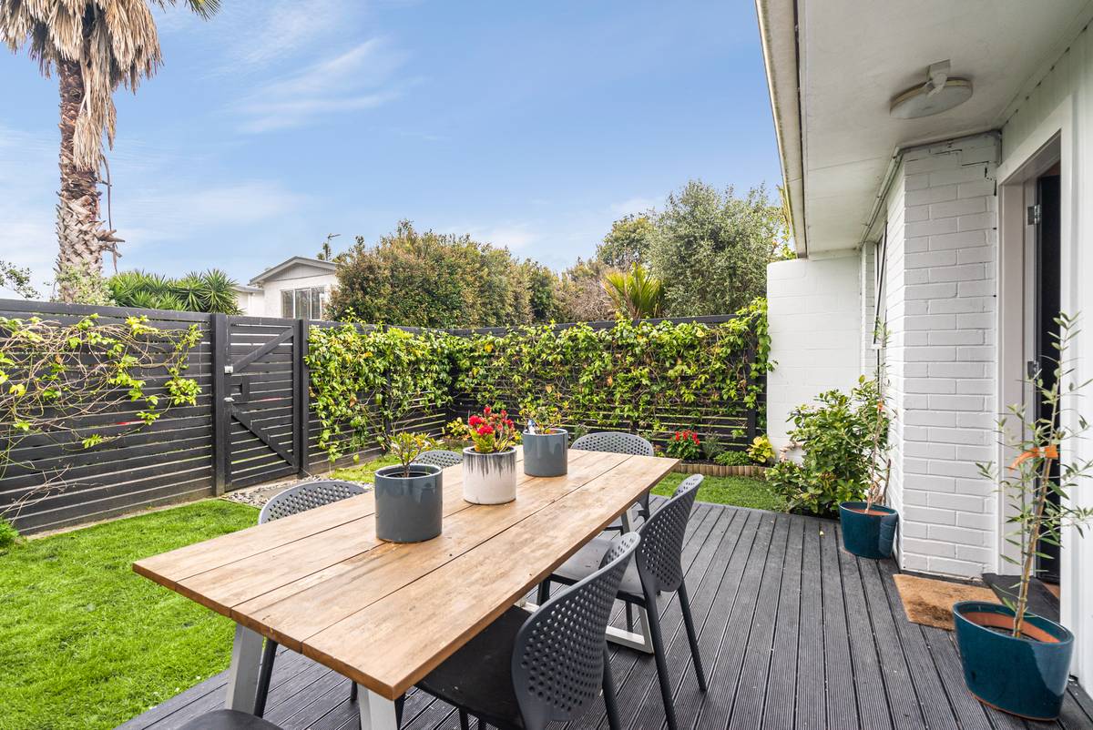 2/252 Meola Road, Point Chevalier, Auckland City Real Estate Ray