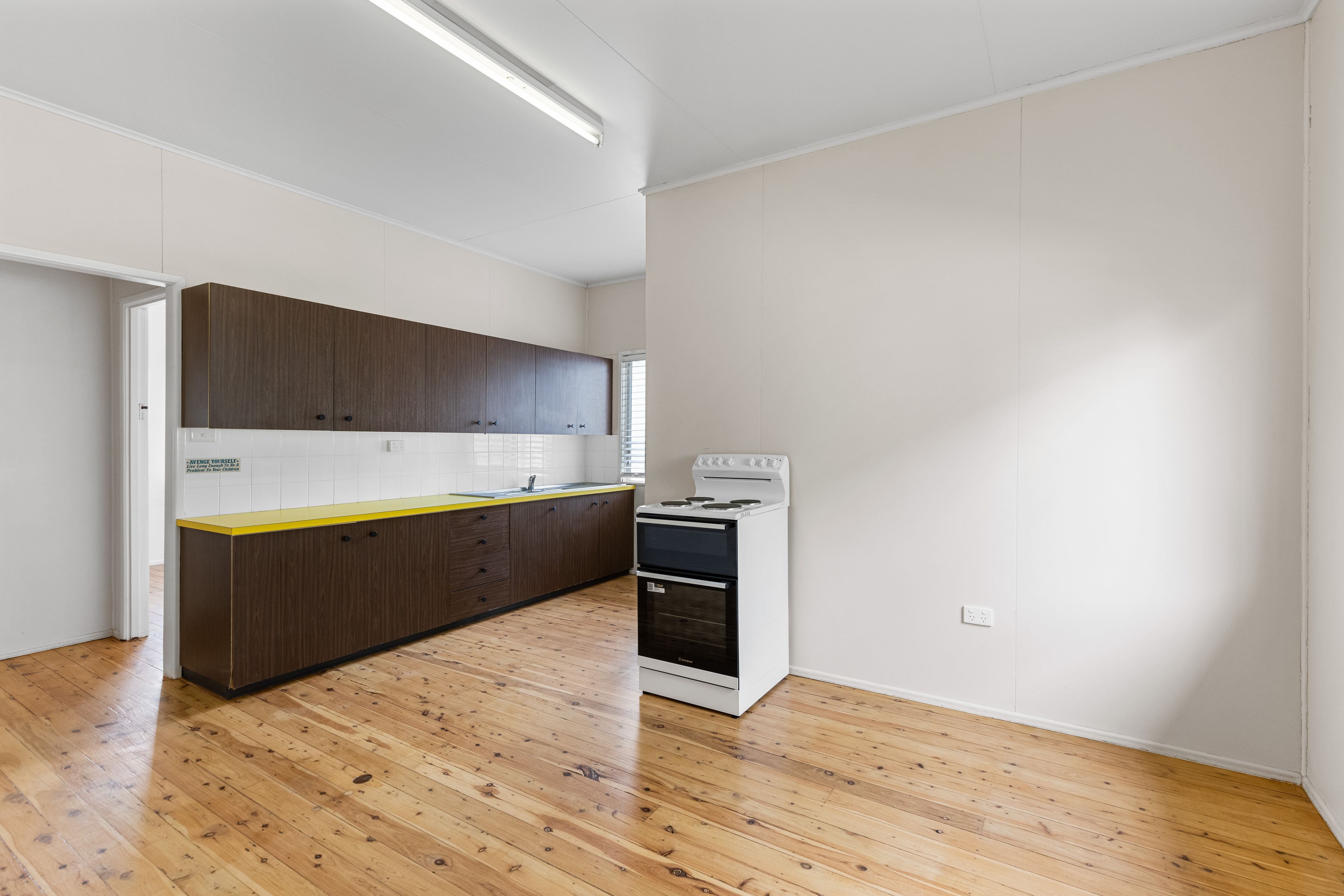 28 Lloyd Street — photo 4 of 10
