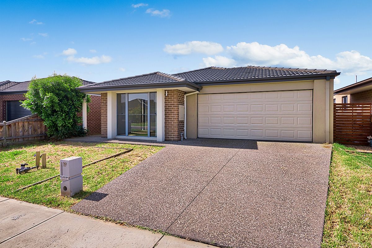 19 Naas Road, Clyde North, VIC 3978