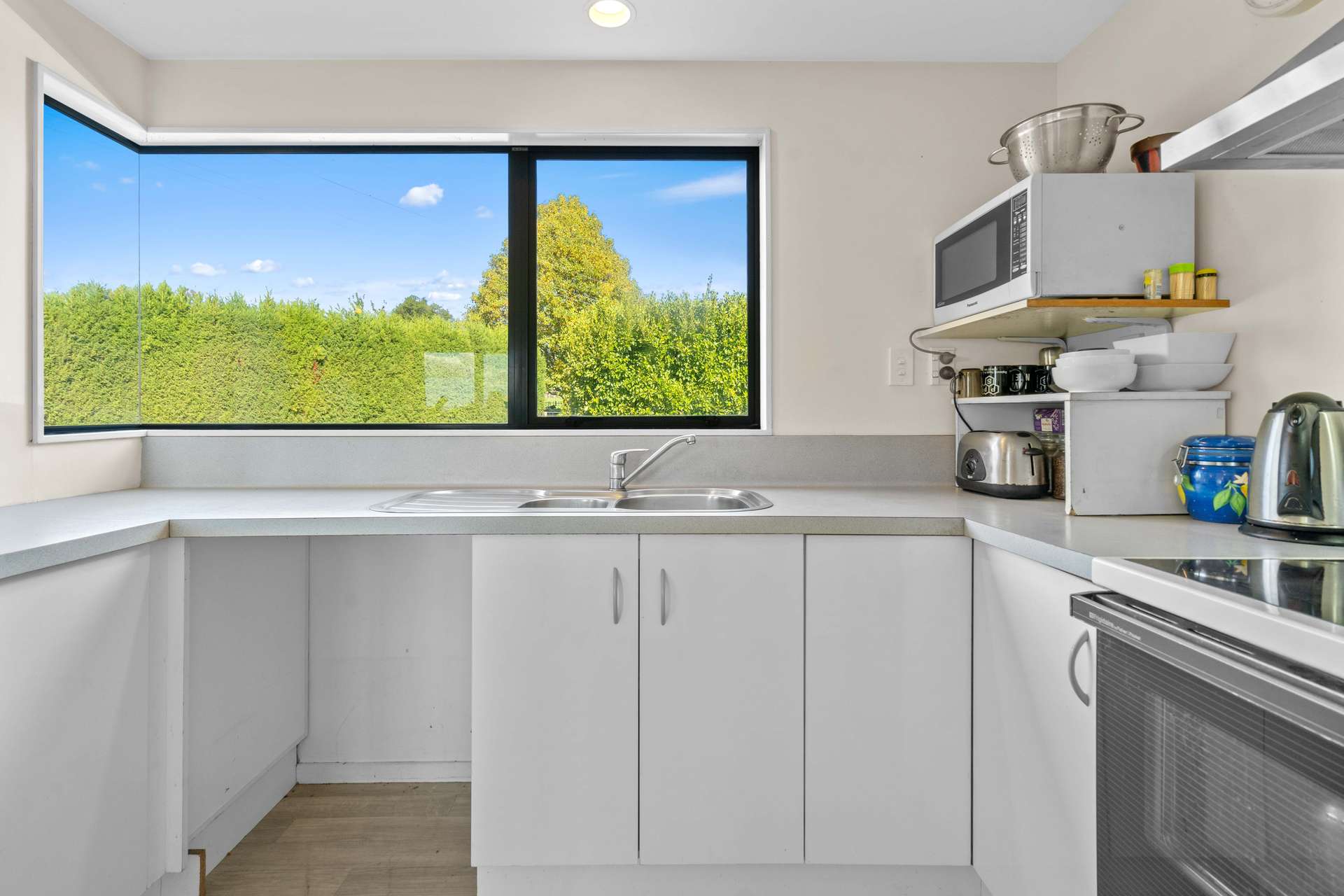 33 Williams Road North photo 14