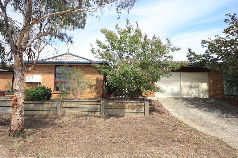 28 Owen Stanley Road, Glenfield, NSW 2167