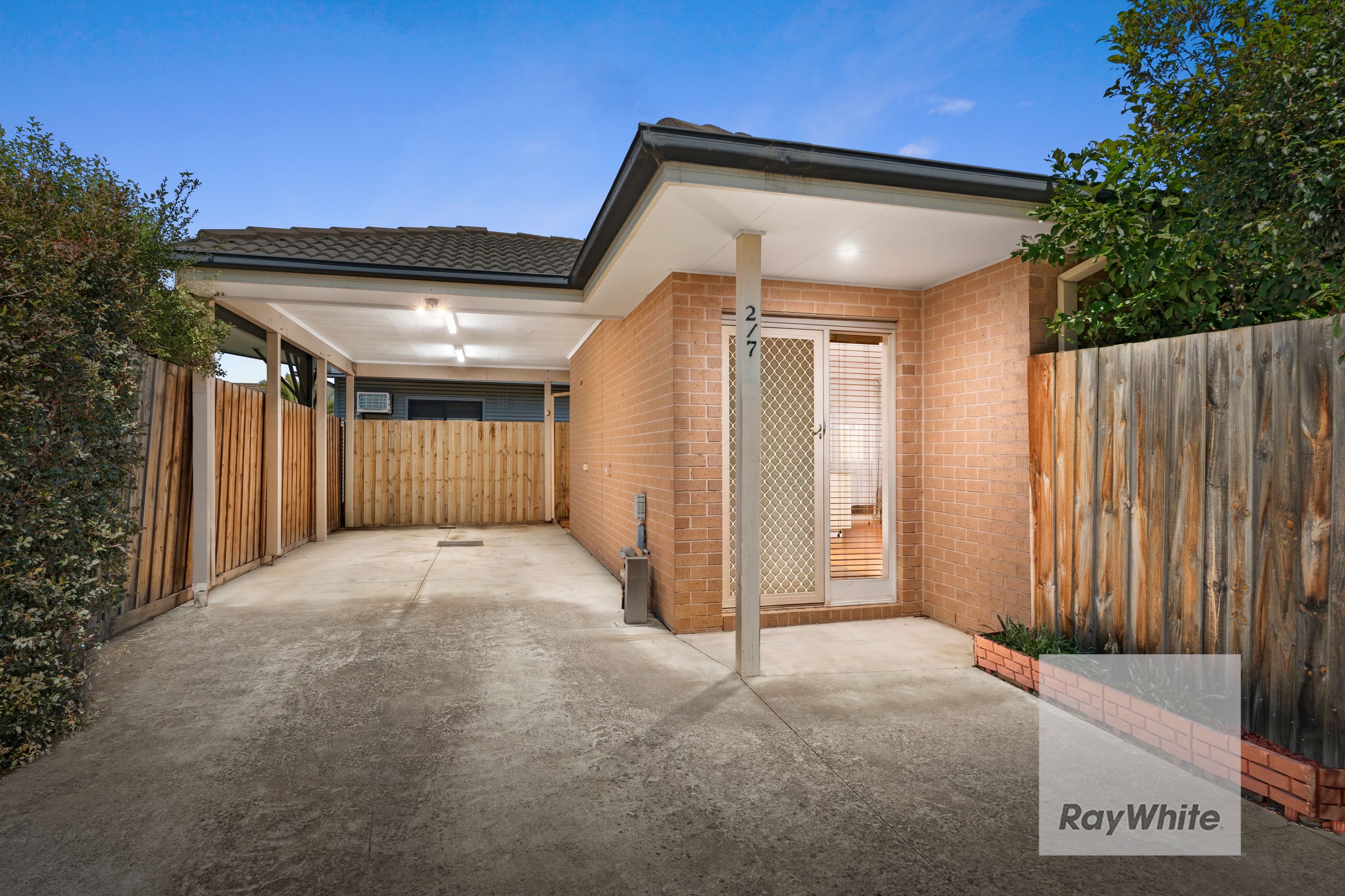 2/7 North Crescent — photo from Ray White Bundoora