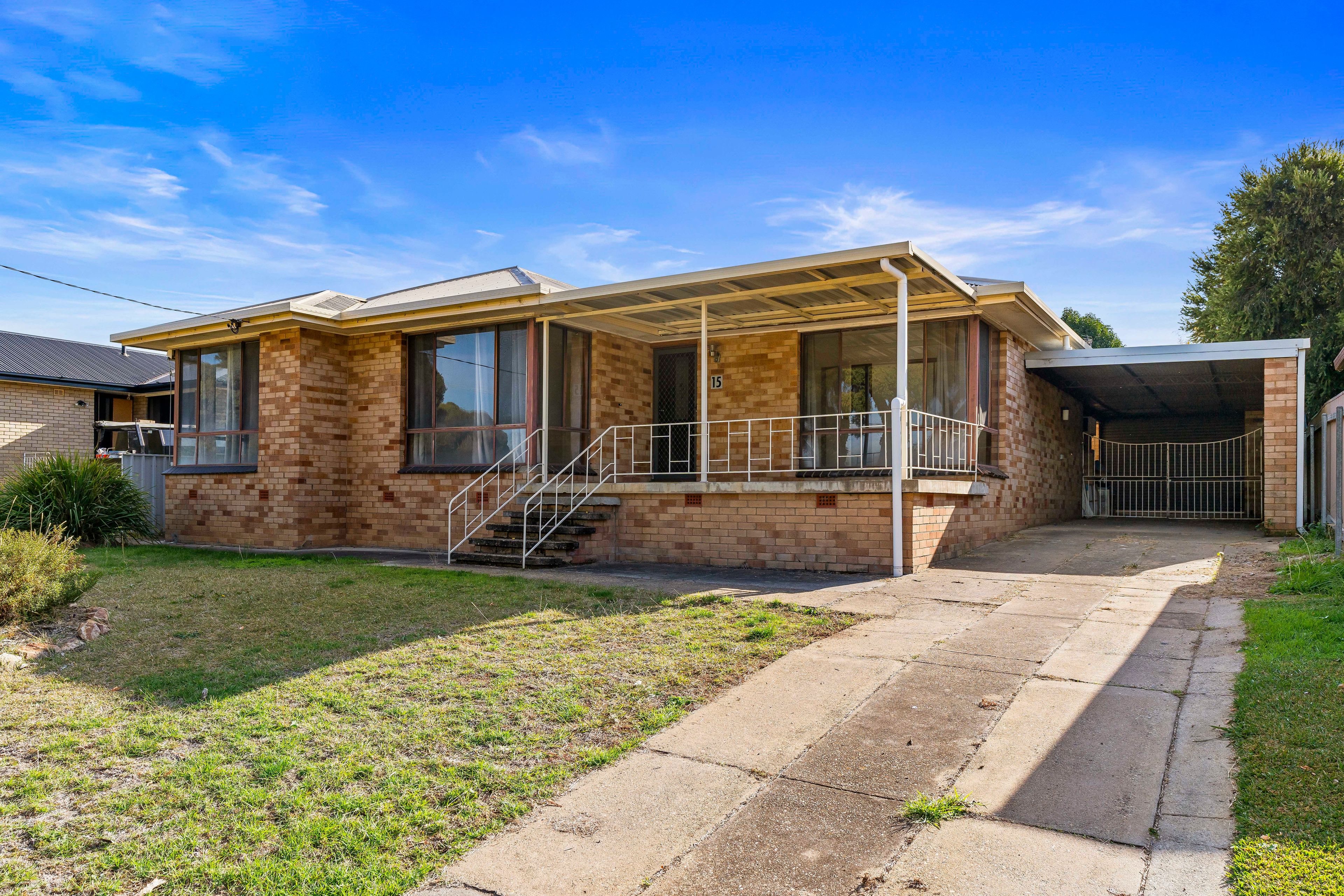 15 Fairbairn Crescent, Kooringal NSW 2650