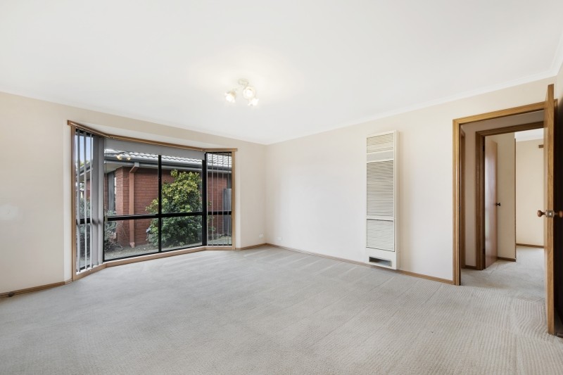 2/6 Birdwood Avenue, Sebastopol, VIC 3356