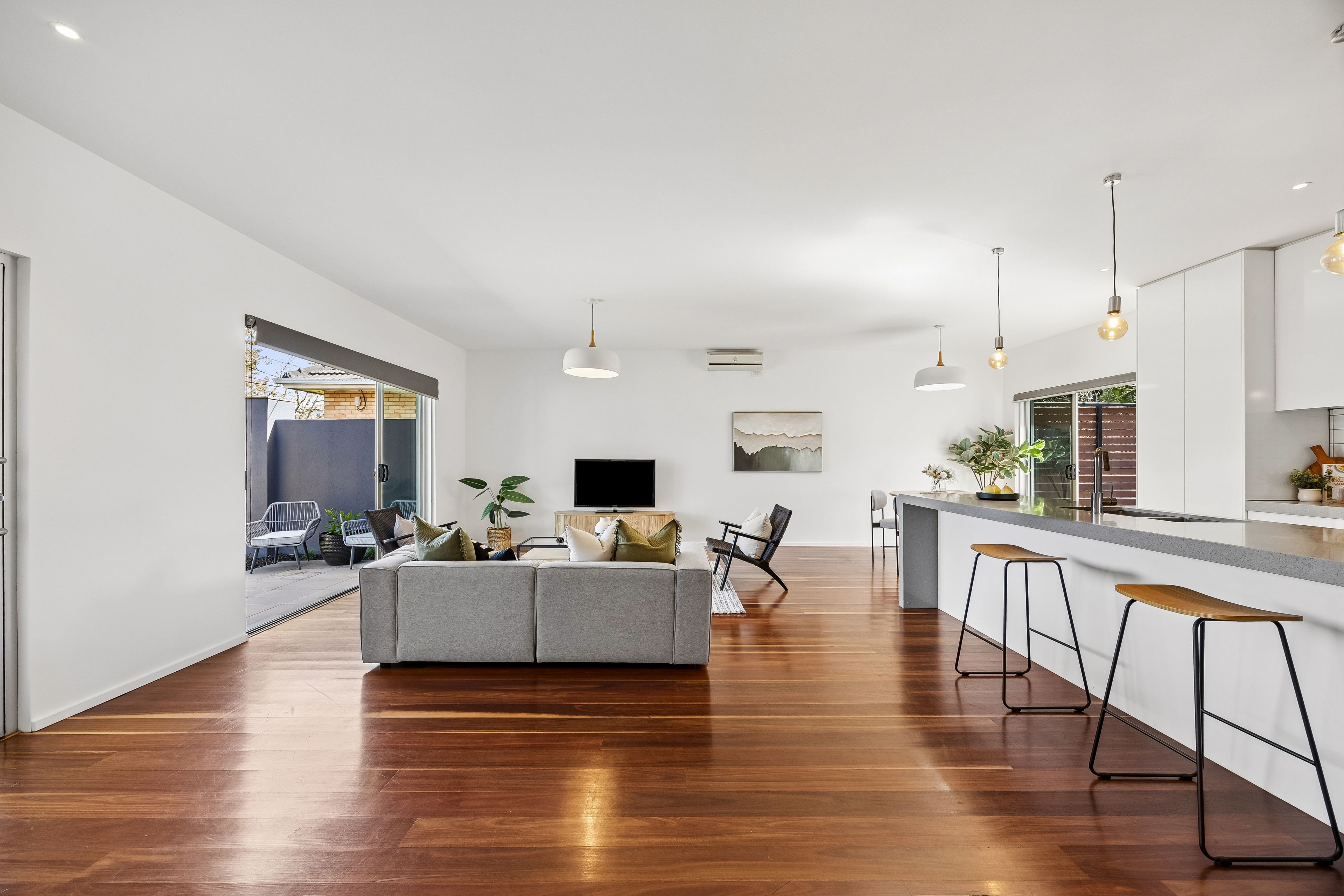 1/205 Wickham Road — photo 4 of 14