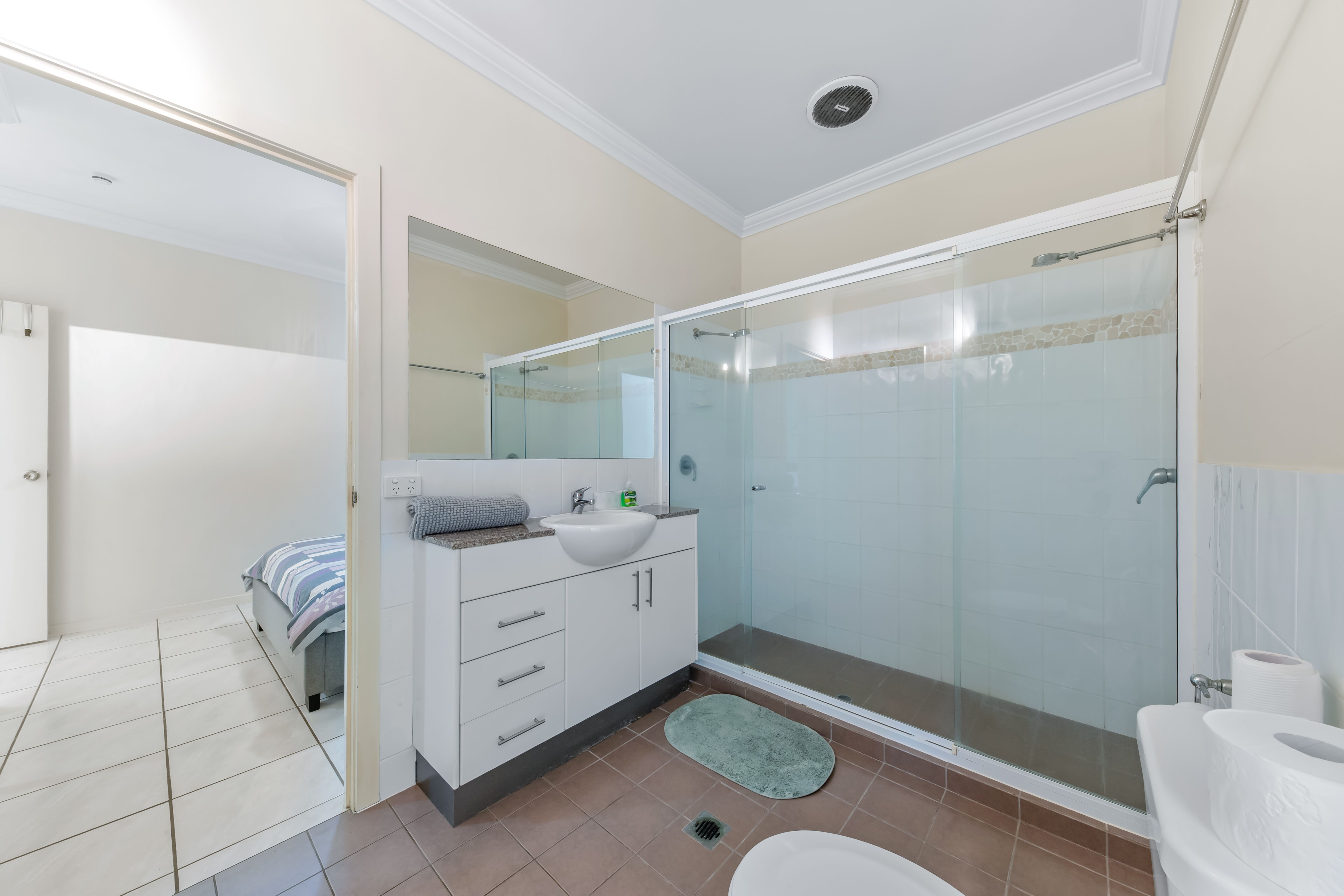 32/21 Shute Harbour Road — photo 8 of 13