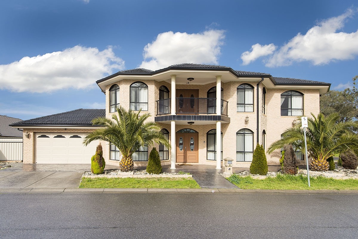 8 Bloomfield Drive, South Morang, VIC 3752