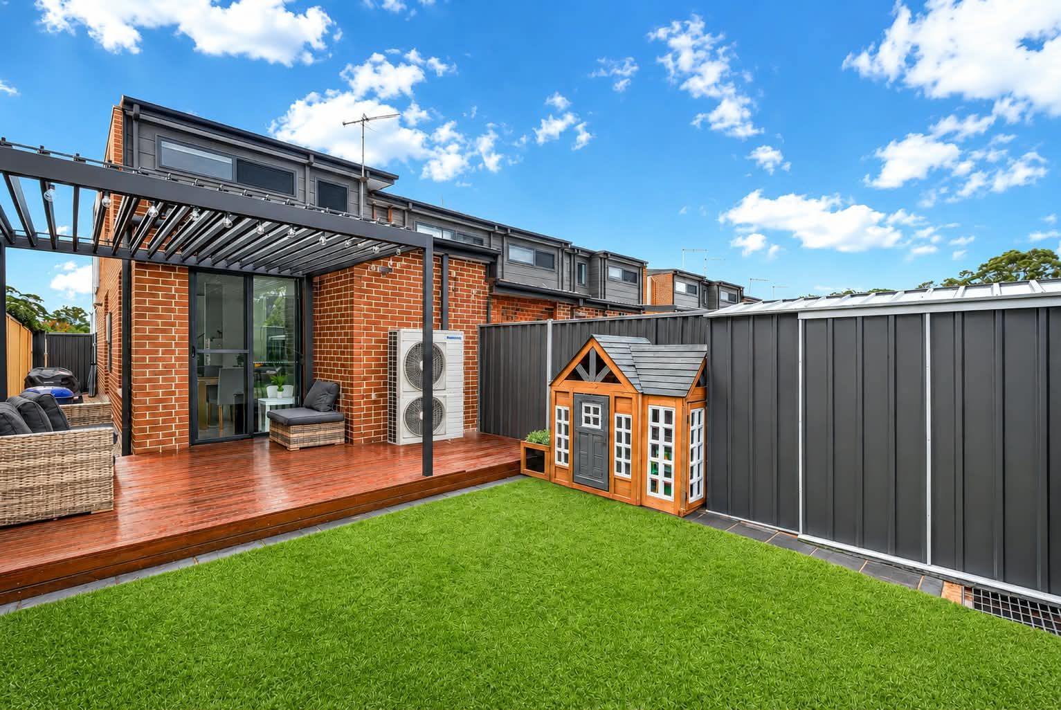 Picture Perfect Family Home With Premium Upgrades & Within Walking Distance to Schofields Train Station & Village! — photo 5 of 8