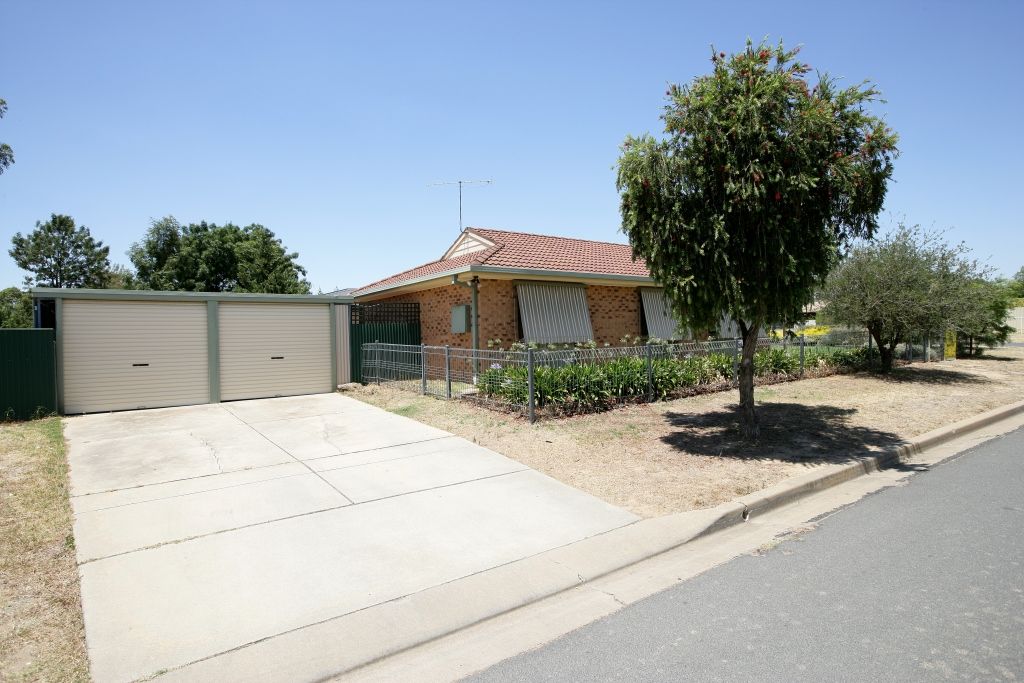 14 Lockett Place, Tolland, NSW 2650
