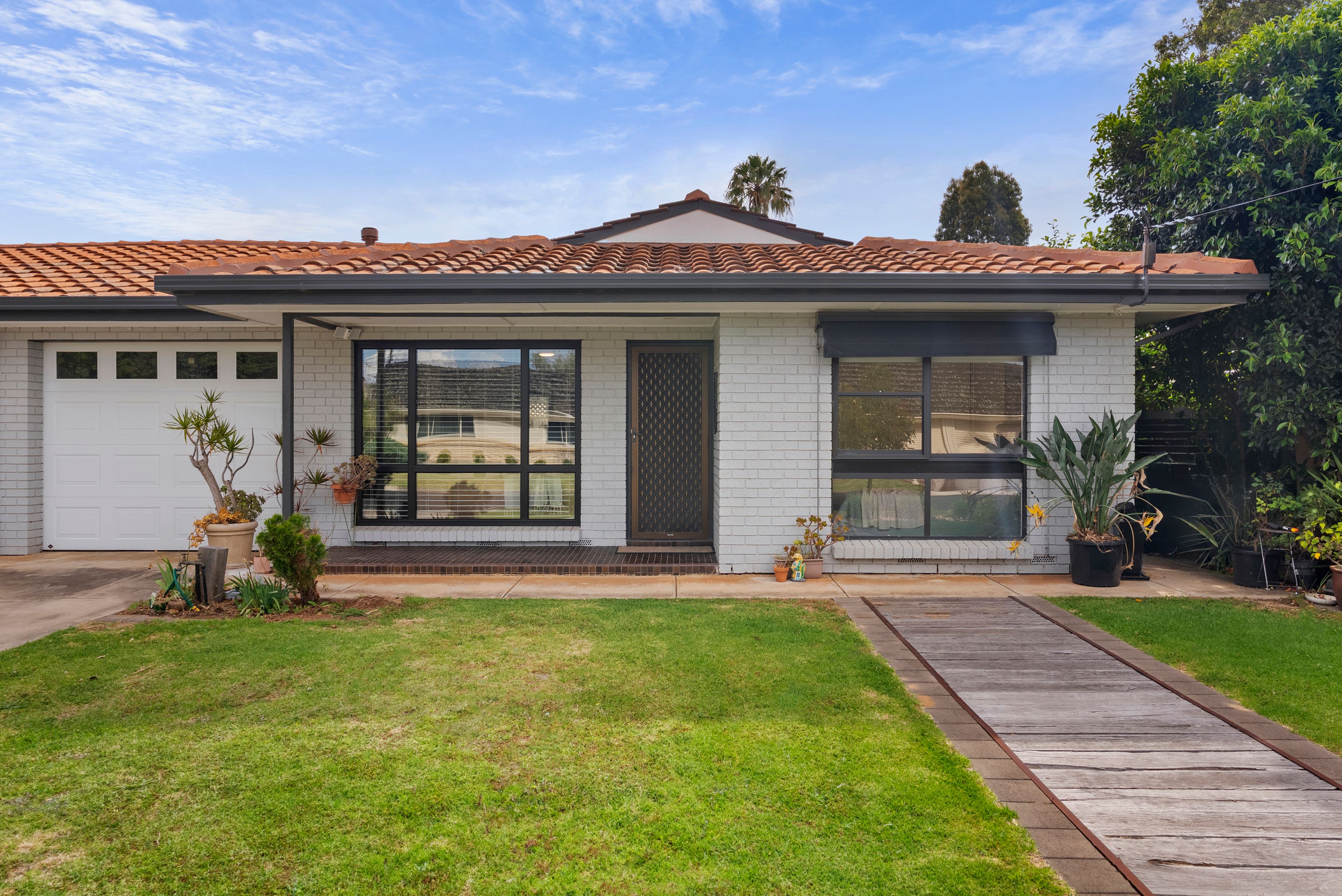 1/6 Hopkins Crescent — photo from Ray White Glenelg