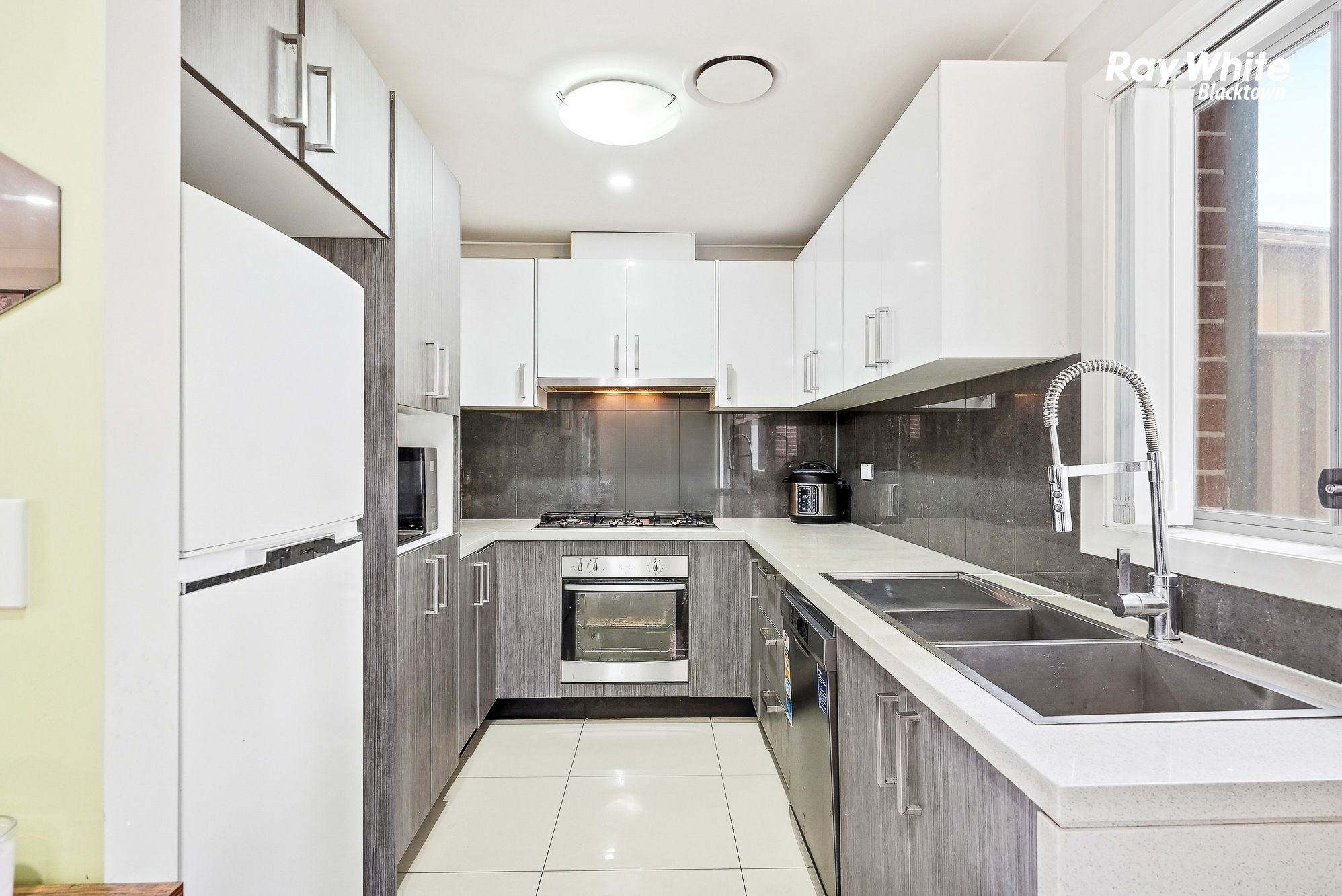 4/42 Highpoint Drive — photo 11 of 28