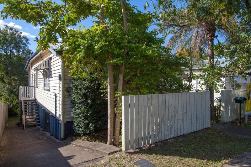 8 Ashgrove Crescent — photo 2 of 8