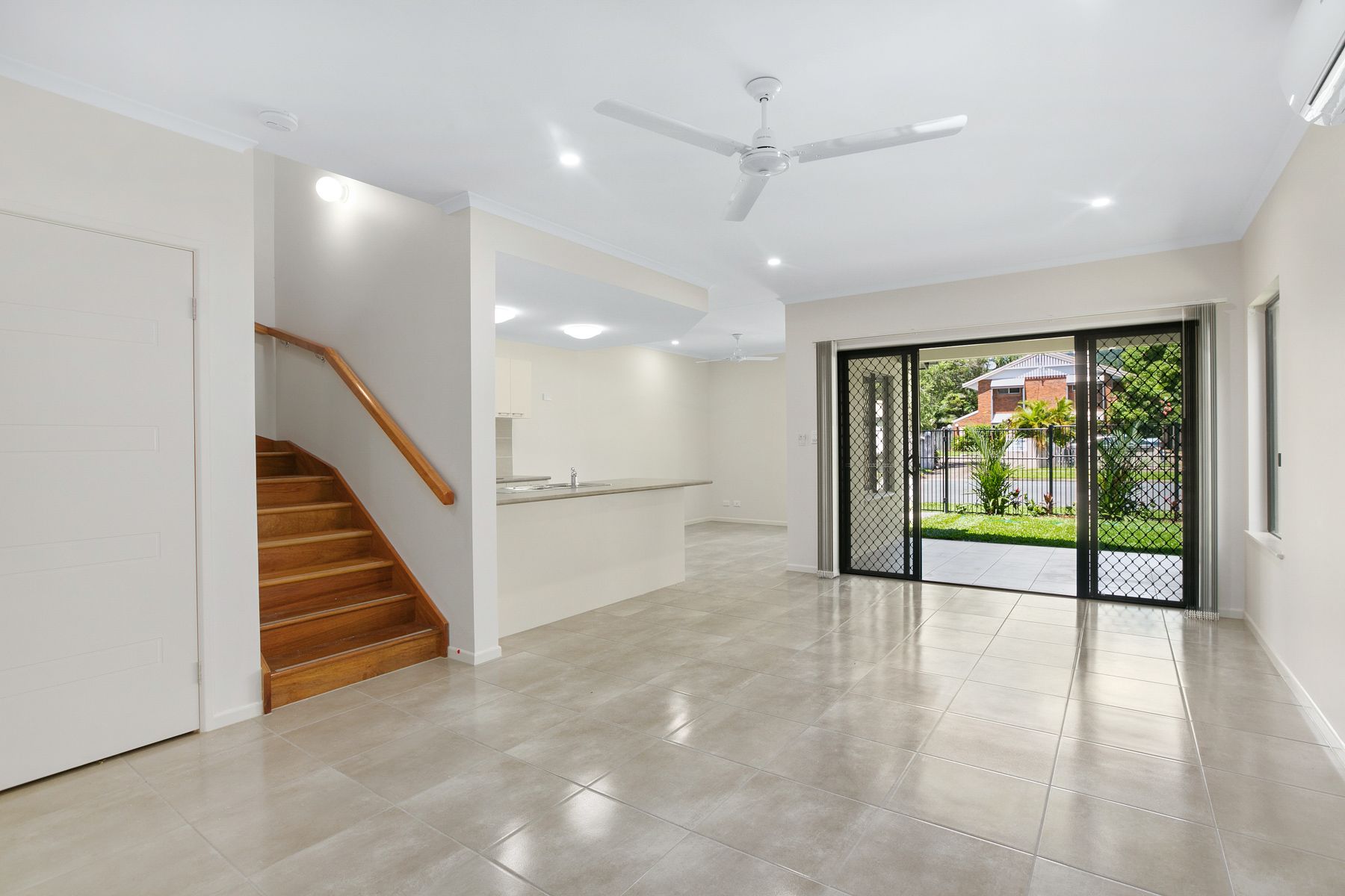 2/116 Callaghan Street, Mooroobool, QLD 4870