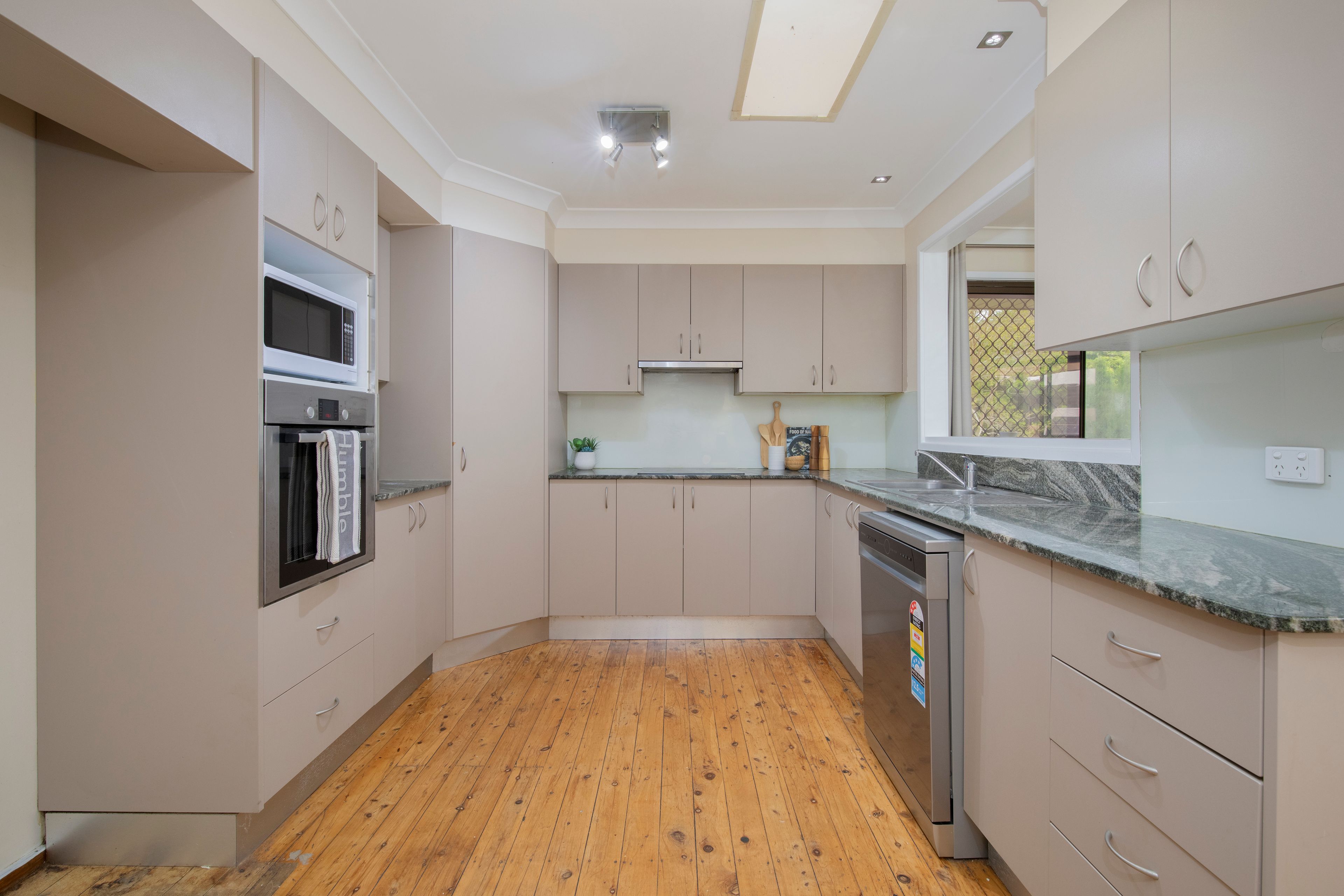 18 Shereline Avenue — photo 5 of 17