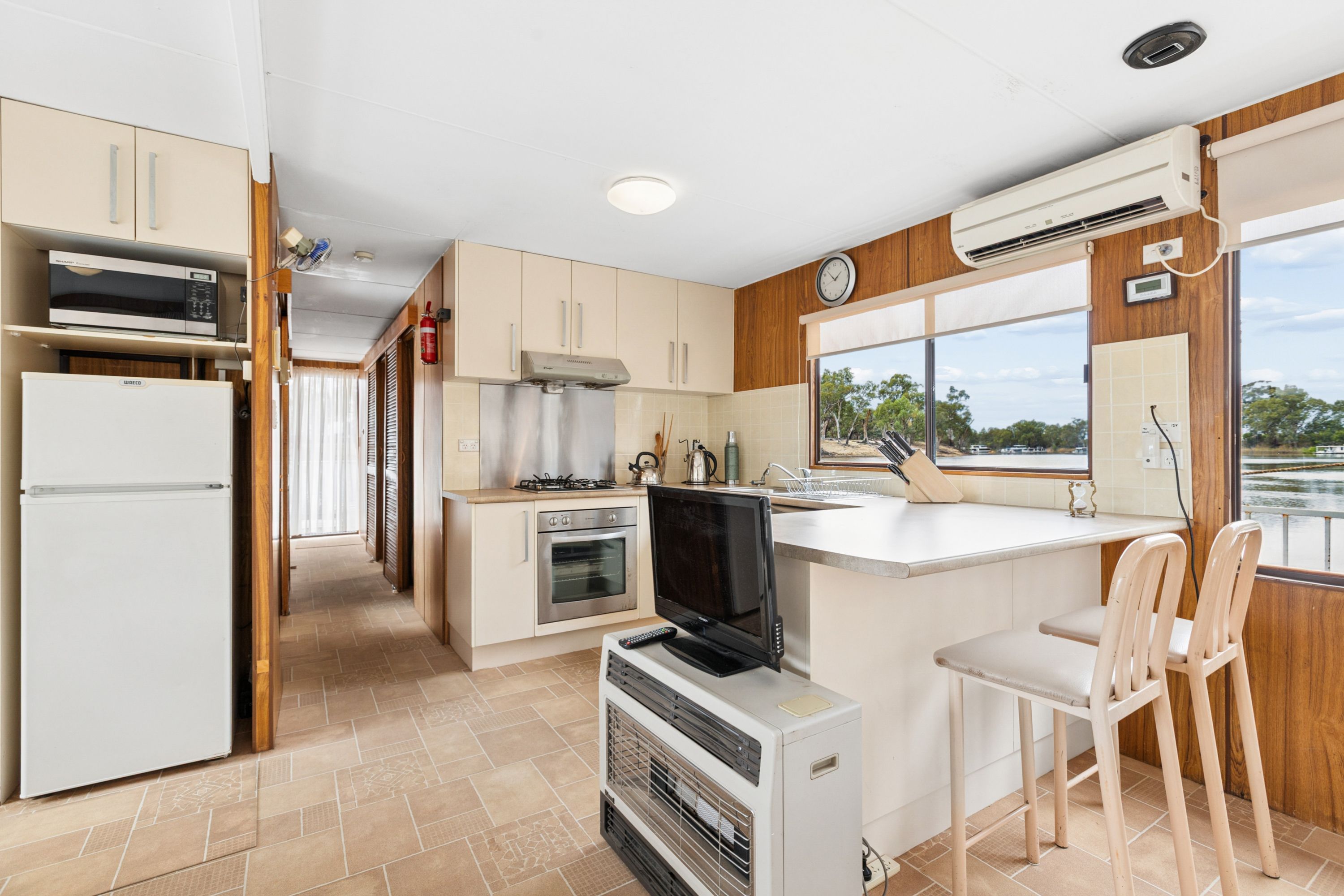 0 "The Bardy" Houseboat — photo 8 of 30