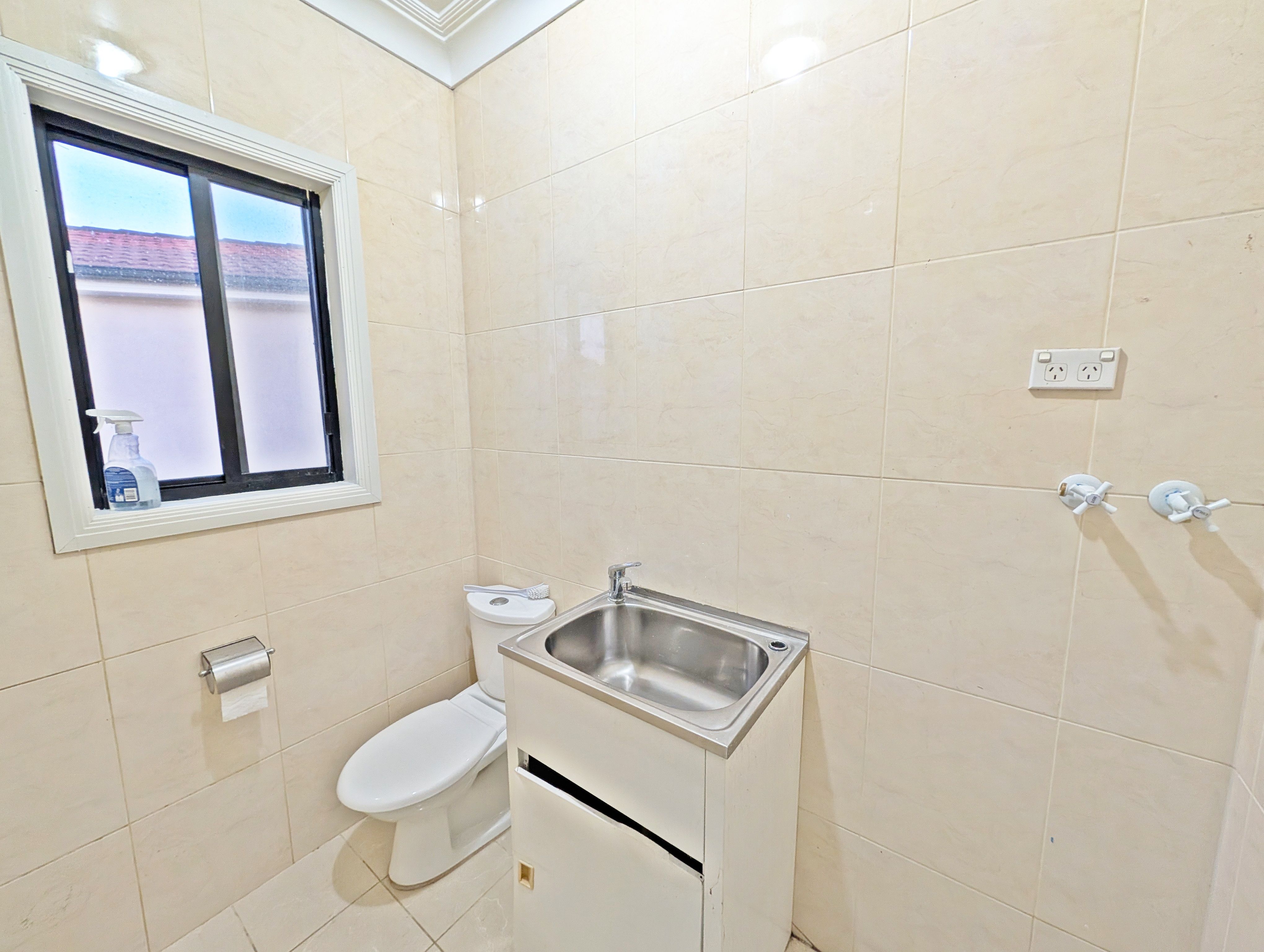 24 Sutherland Street — photo 12 of 13