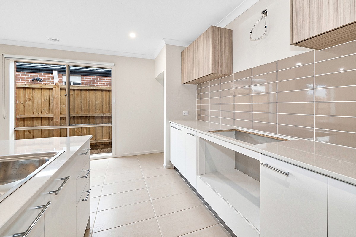 8 Flanker Way, Clyde North, VIC 3978