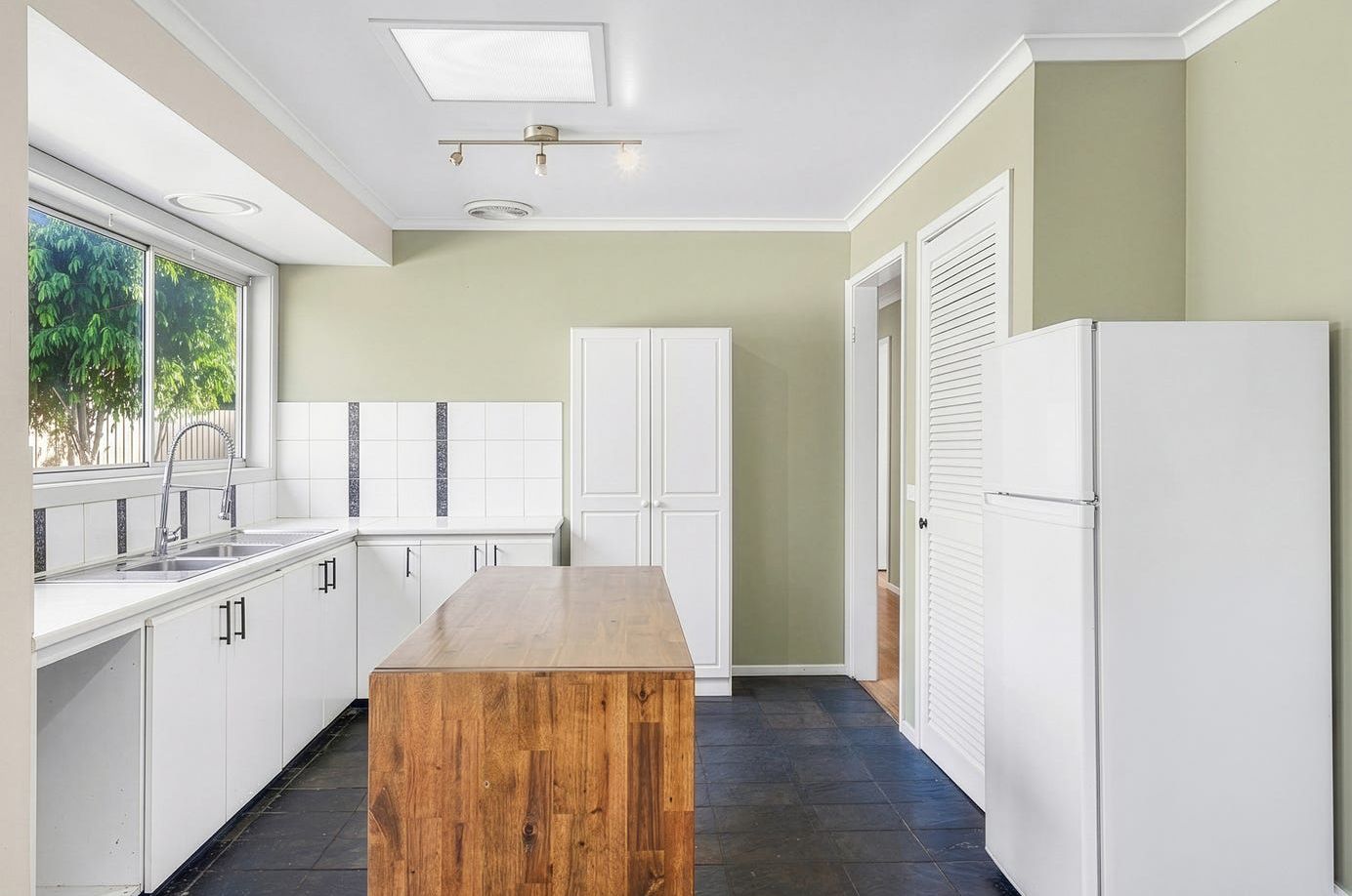 119 Cambridge Crescent — photo 3 of 12