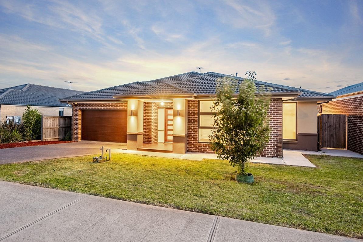 19 Chantenay Parade, Cranbourne North, VIC 3977