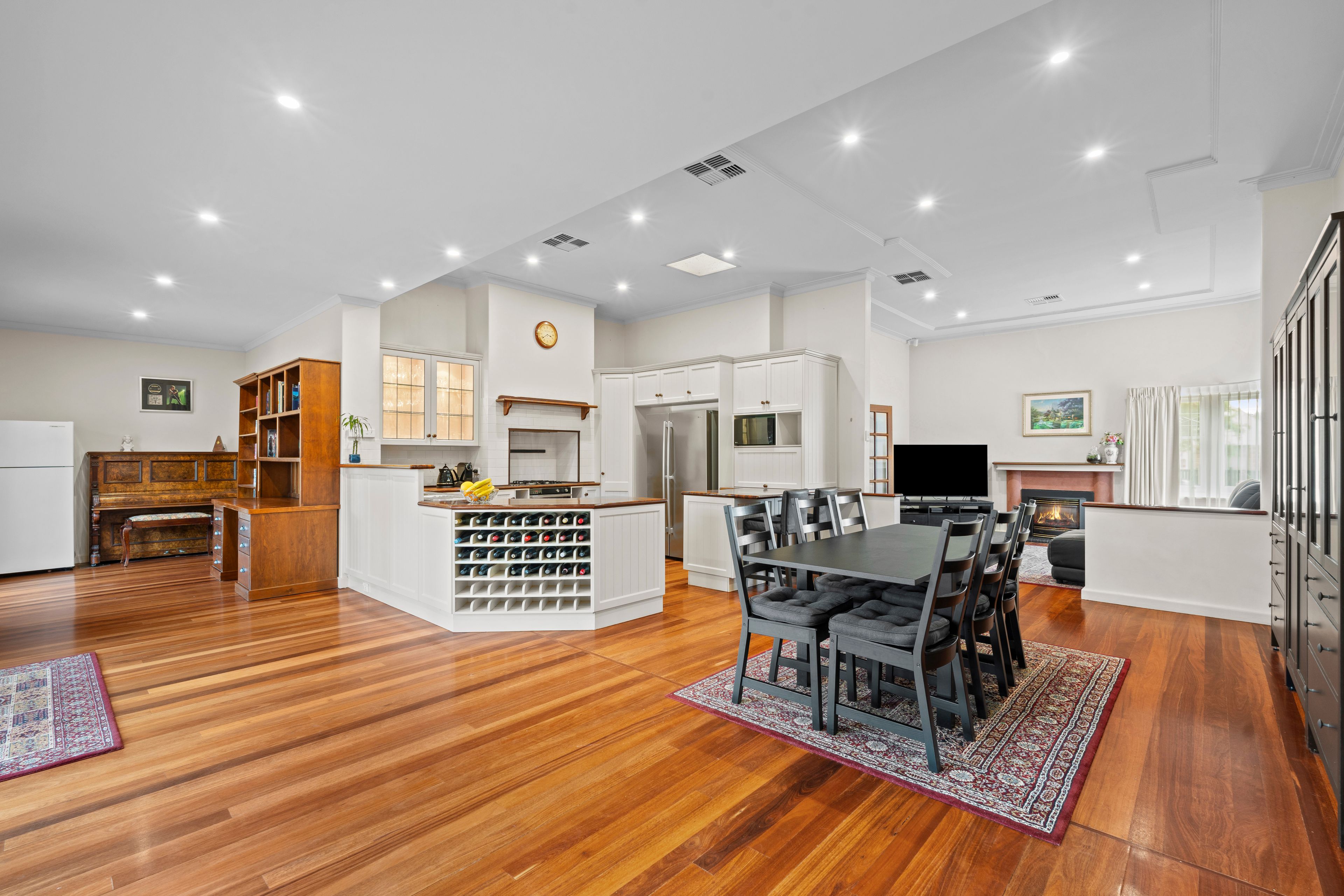12 Winston Crescent — photo 5 of 26