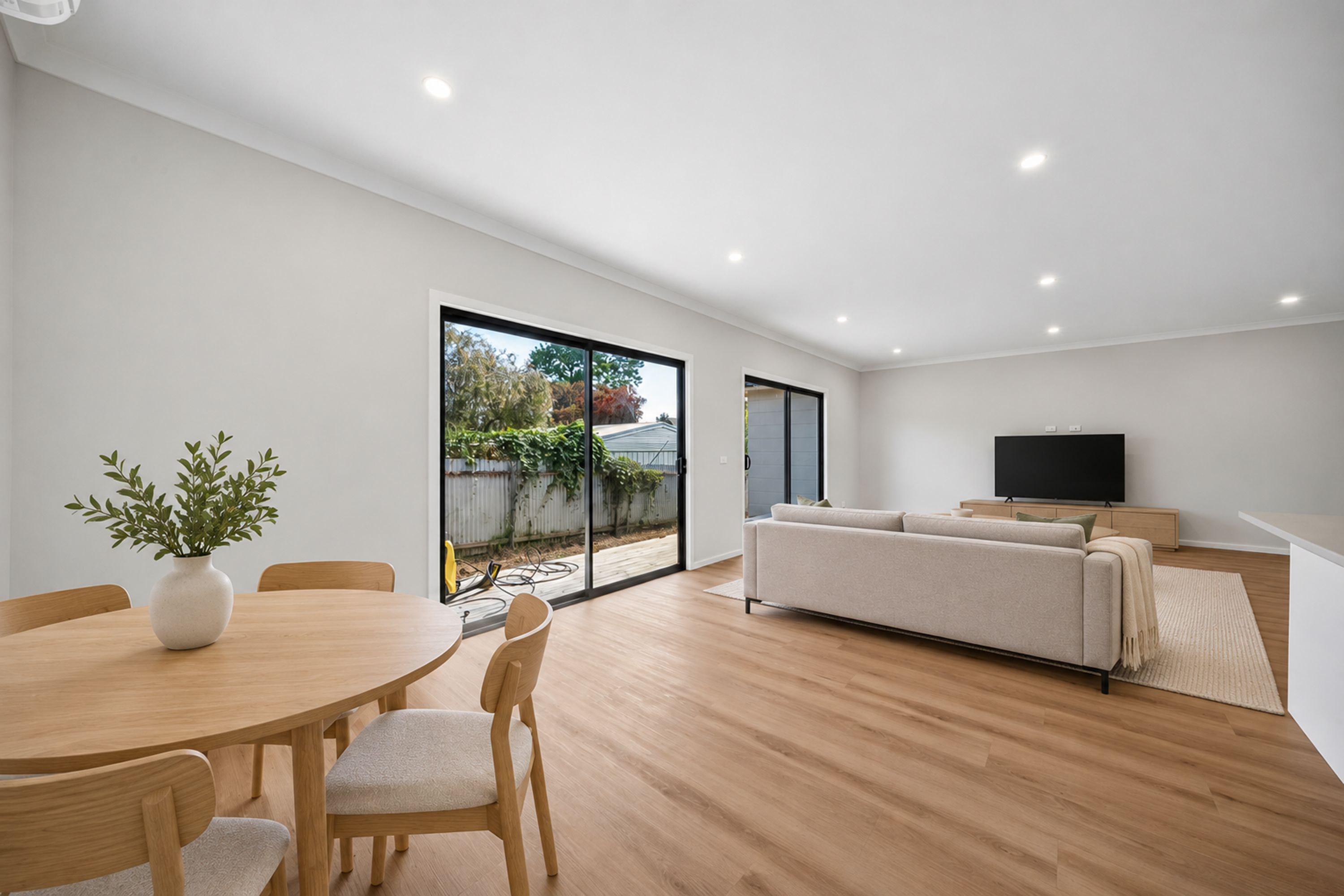 2/10 Phillips Street — photo 3 of 11